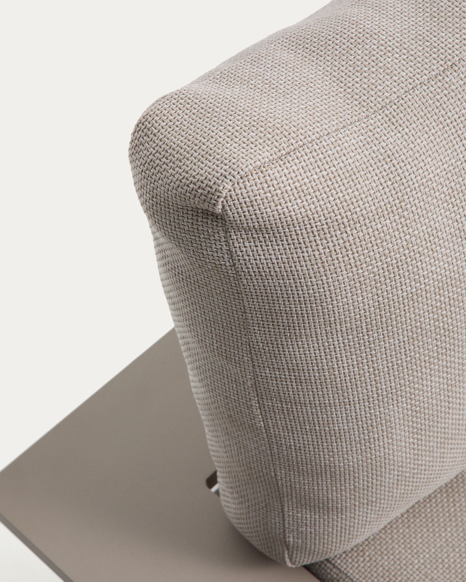 Modernes Vathi Lounge Sofa aus robustem Aluminium in Taupe, mit praktischer linker Chaiselongue, perfekt für stilvolle Outdoor-Bereiche.