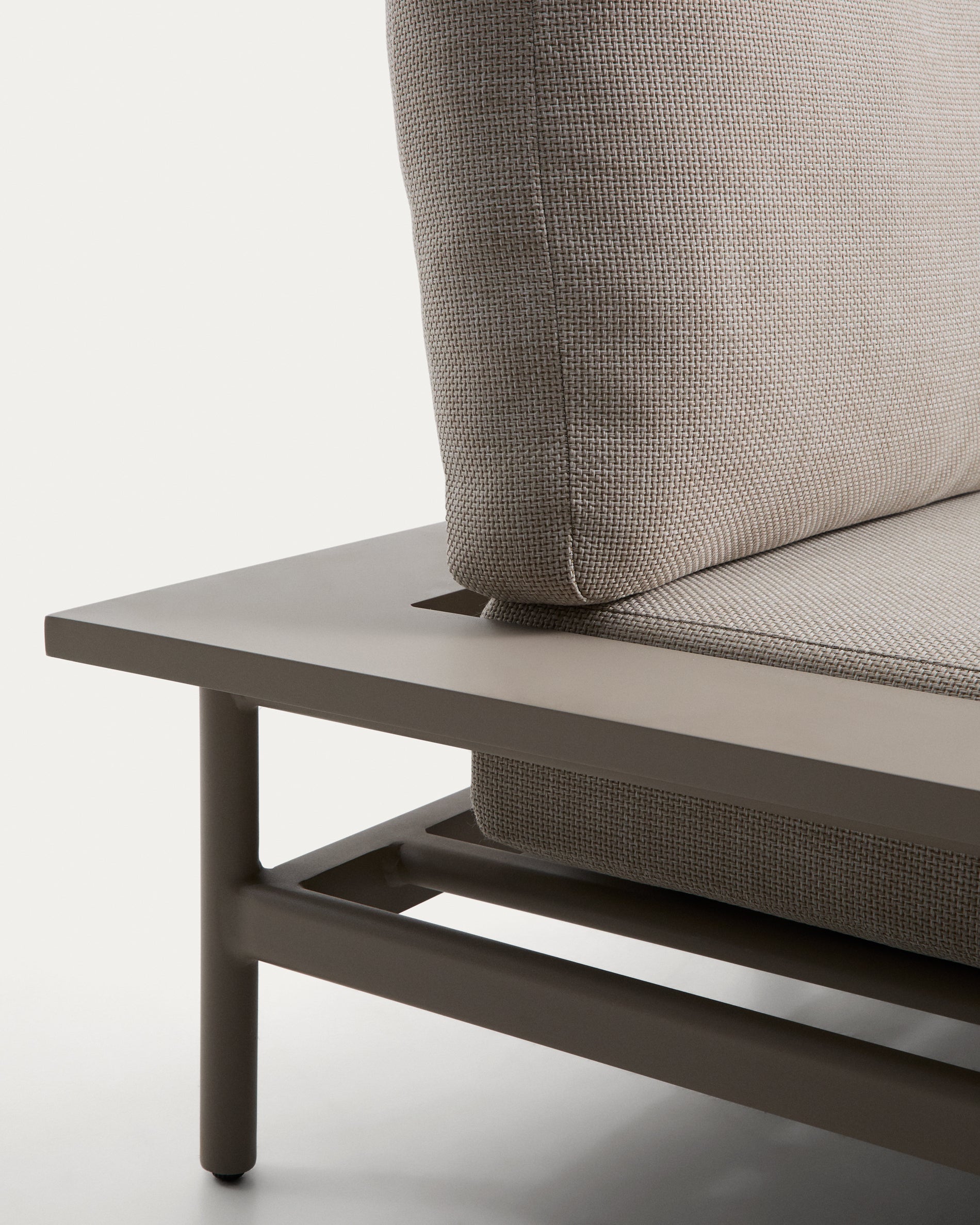 Elegantes Vathi 3-Sitzer-Sofa in Taupe mit linker Chaiselongue, ideal für entspannte Stunden im Freien und stilvolle Terrassen.