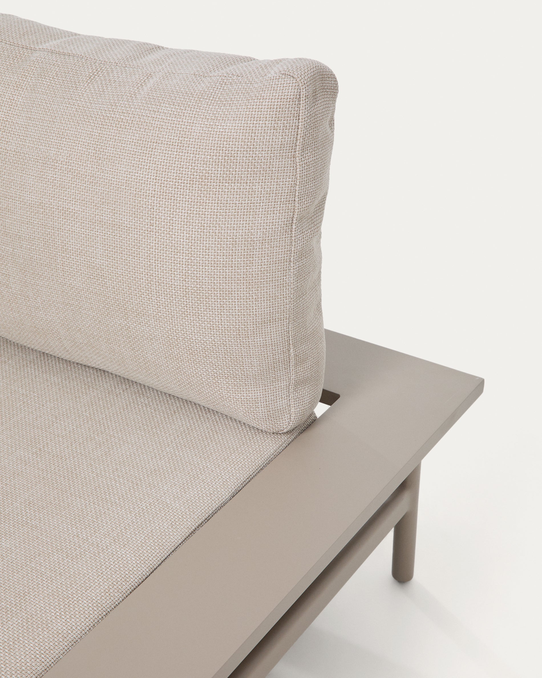 Modernes Vathi Lounge Sofa in Taupe, 3-Sitzer mit linker Chaiselongue, ideal für stilvolle Entspannung im Freien.