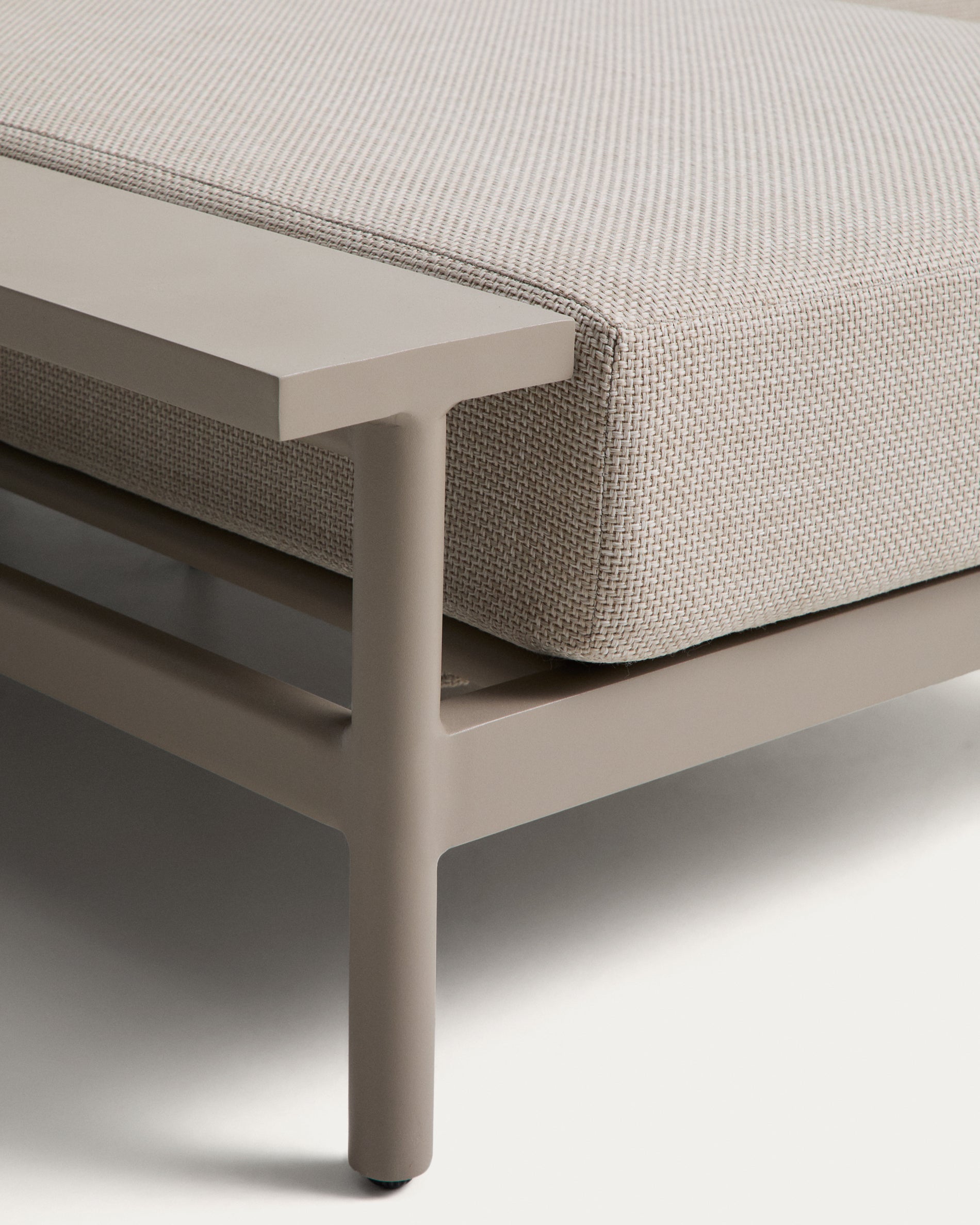 Elegantes 3-Sitzer-Sofa Vathi aus Aluminium in Taupe mit linker Chaiselongue, perfekt für gemütliche Stunden im Freien.