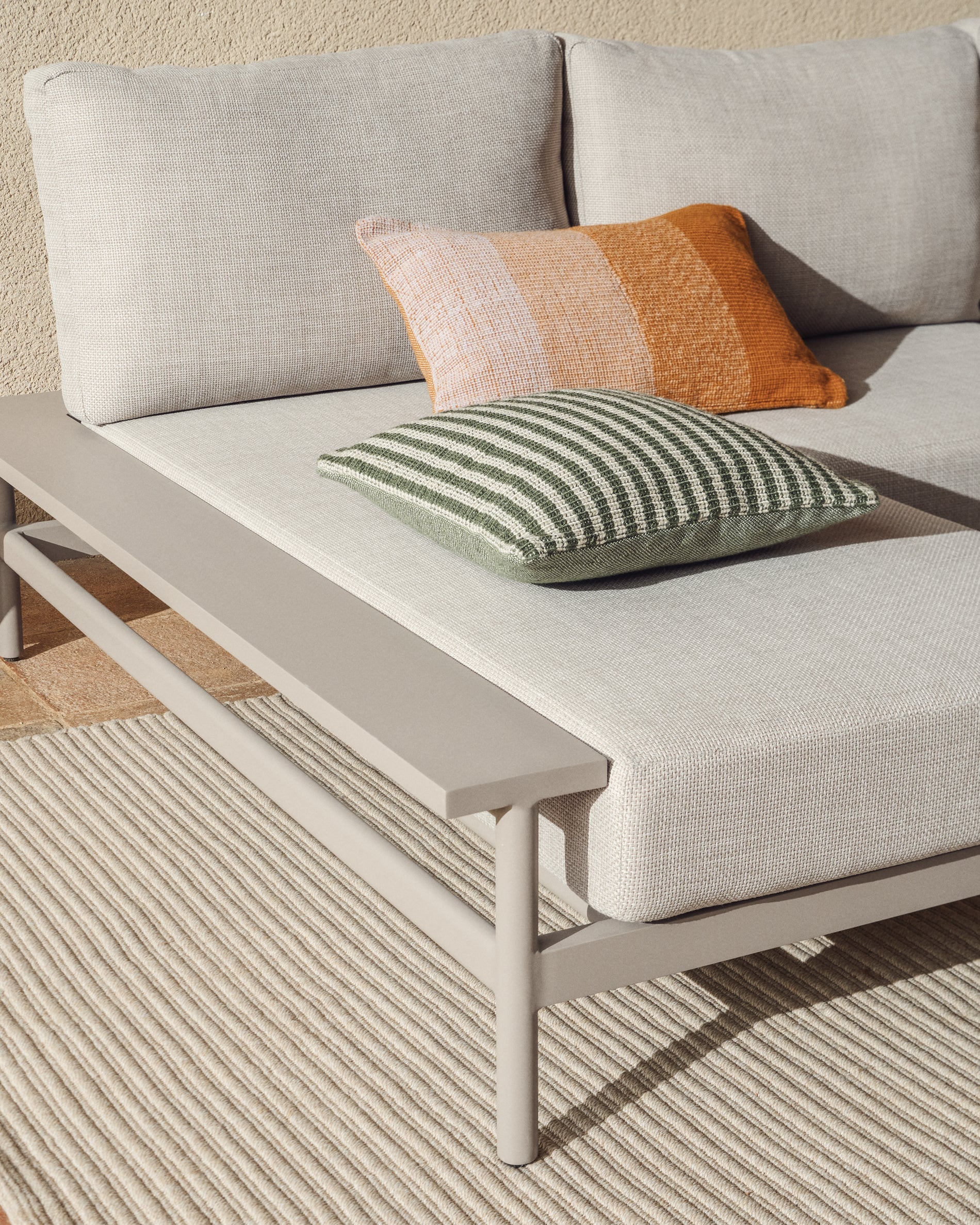 Modernes Vathi 3-Sitzer-Sofa aus robustem Aluminium mit linker Chaiselongue in sanftem Taupe, perfekt für stilvolle Außenbereiche.