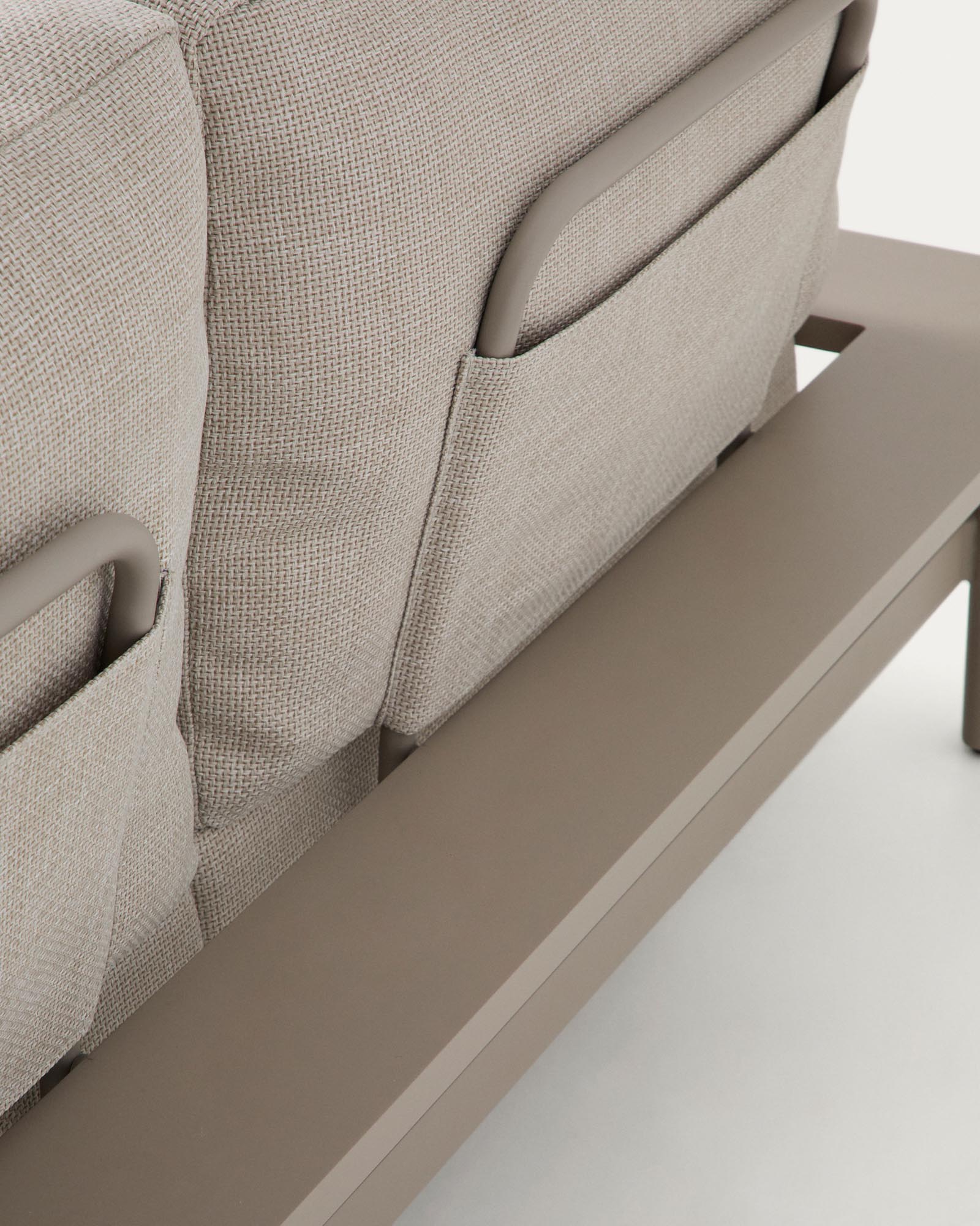 Elegantes Vathi 3-Sitzer-Sofa aus robustem Aluminium mit rechter Chaiselongue in taupe, ideal für entspannte Stunden im Freien.