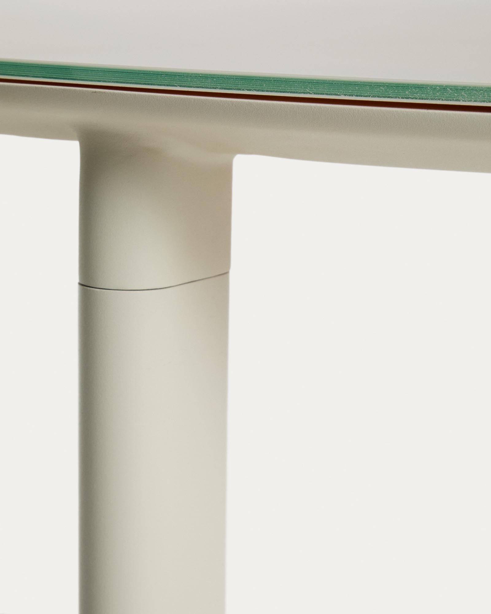 Eleganter ovaler Gartentisch Erice in Ecru, gefertigt aus robustem Aluminium und bruchsicherem Glas, ideal für stilvolle Outdoor-Events.