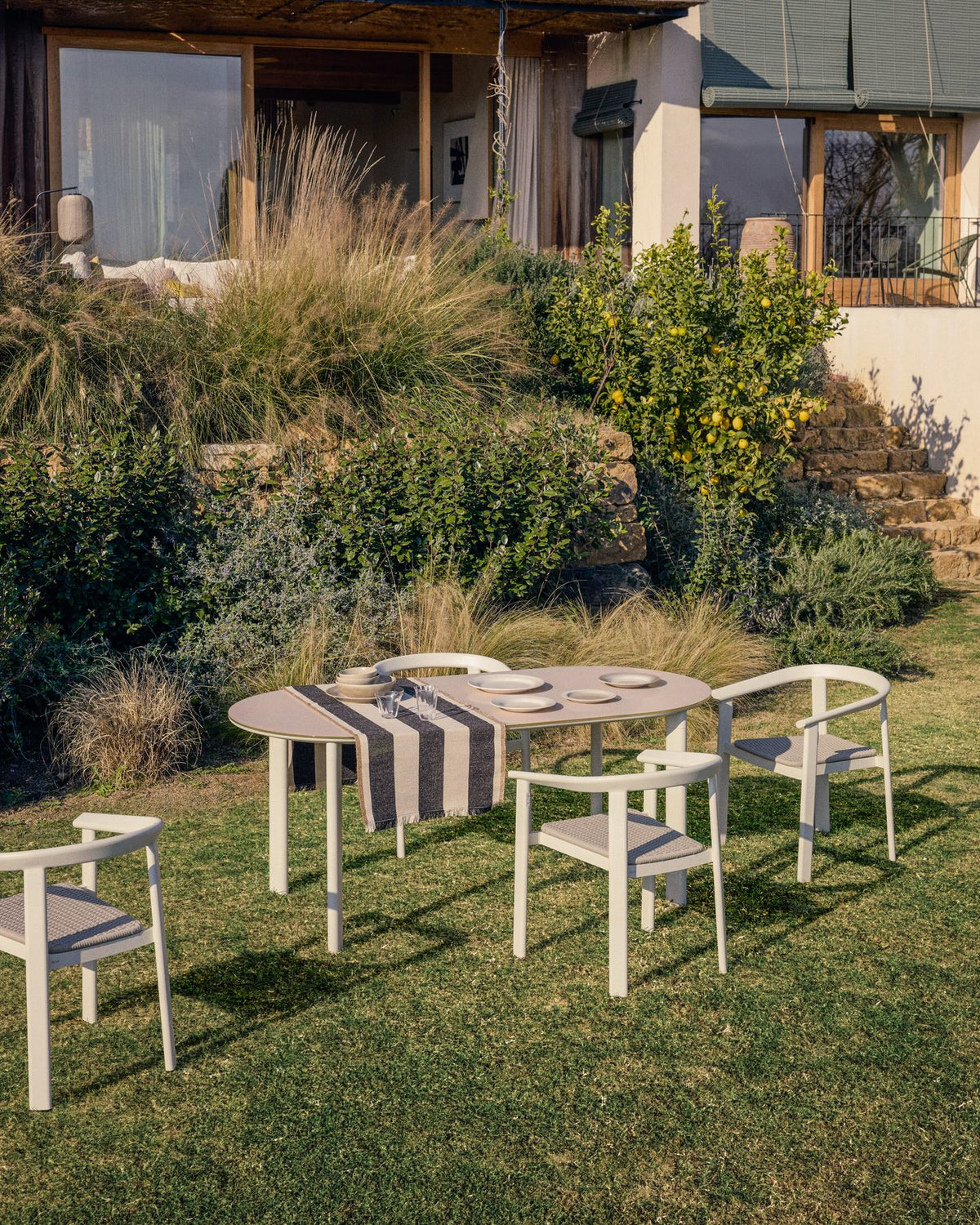 Ovaler Tisch Erice aus Aluminium und gehärtetem Glas in Ecru 180 x 90 cm in Ecru, Beige, Weiss präsentiert im Onlineshop von KAQTU Design AG. Gartentisch ist von Kave Home