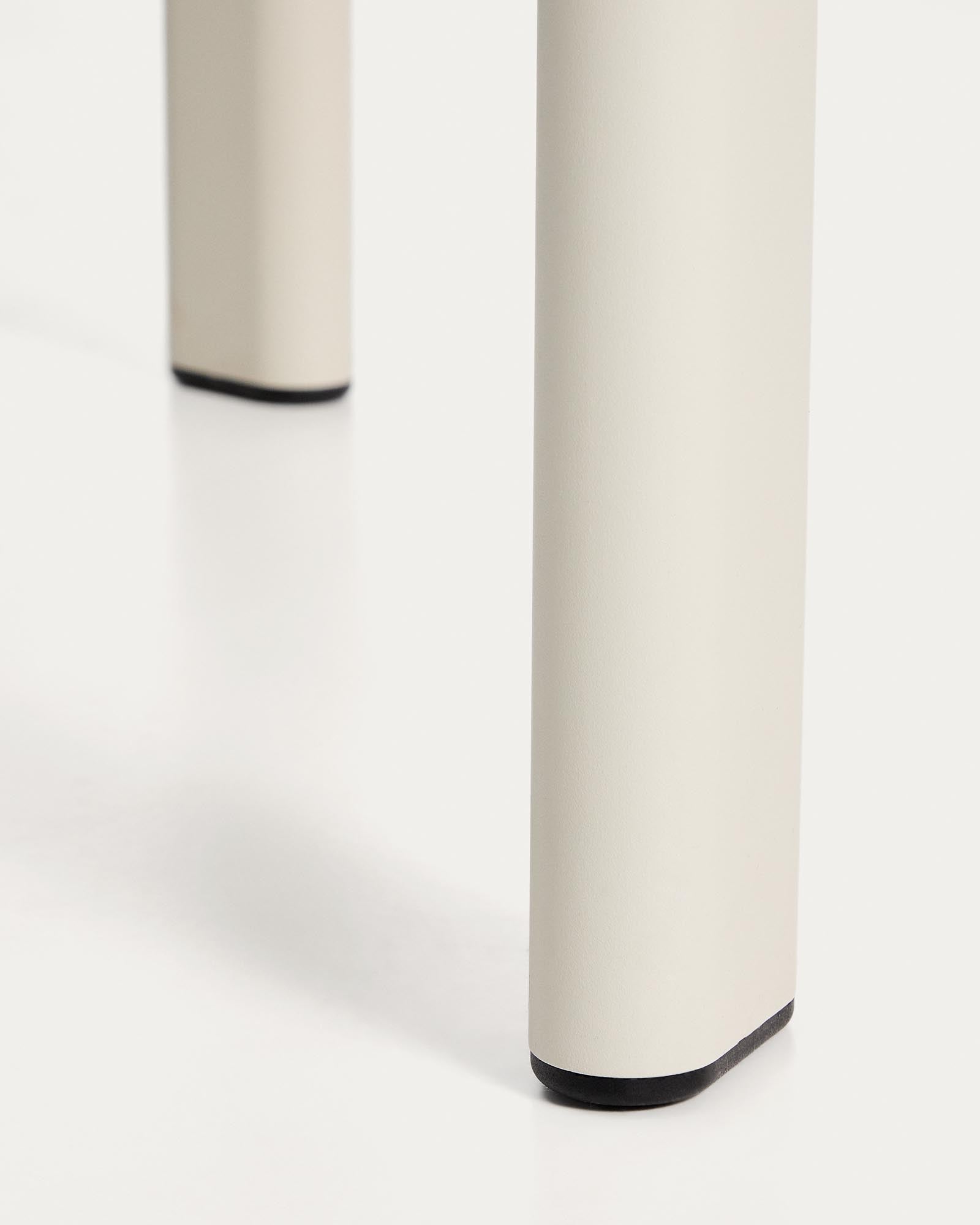 Eleganter ovaler Gartentisch Erice in Ecru, gefertigt aus robustem Aluminium und gehärtetem Glas, ideal für entspannte Stunden im Freien.