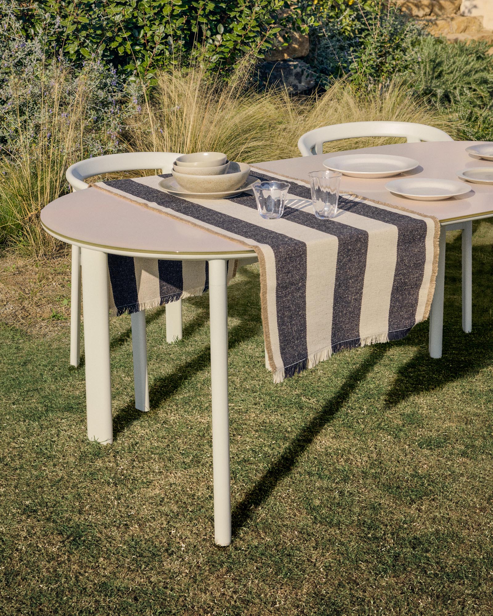 Moderner ovaler Tisch Erice in Ecru, aus langlebigem Aluminium und gehärtetem Glas, perfekt für entspannte Stunden im Garten.
