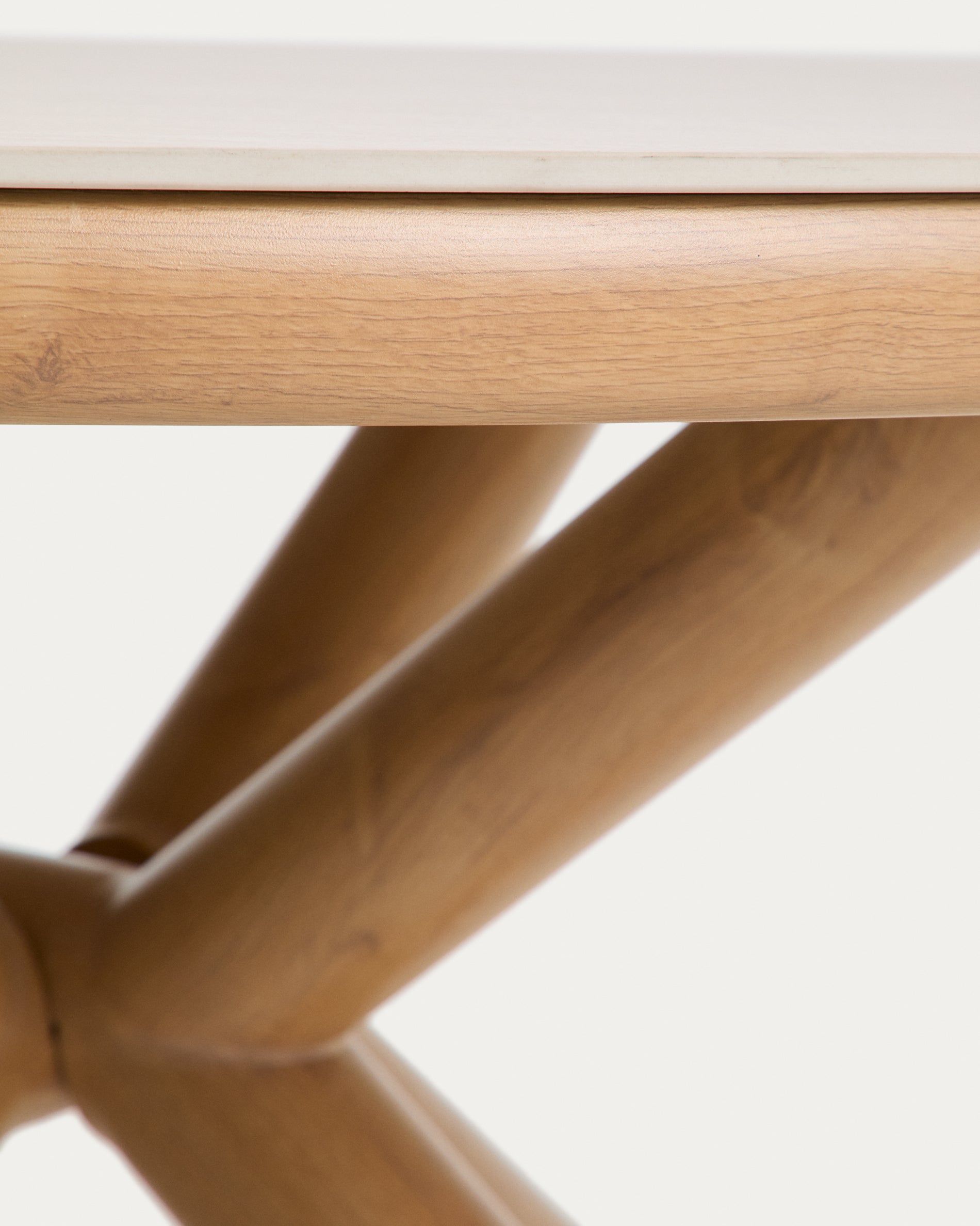 Outdoor-Tisch Mirtia aus Aluminium in Holzoptik und gesintertem Stein Ø 148 cm in Ecru präsentiert im Onlineshop von KAQTU Design AG. Gartentisch ist von Kave Home