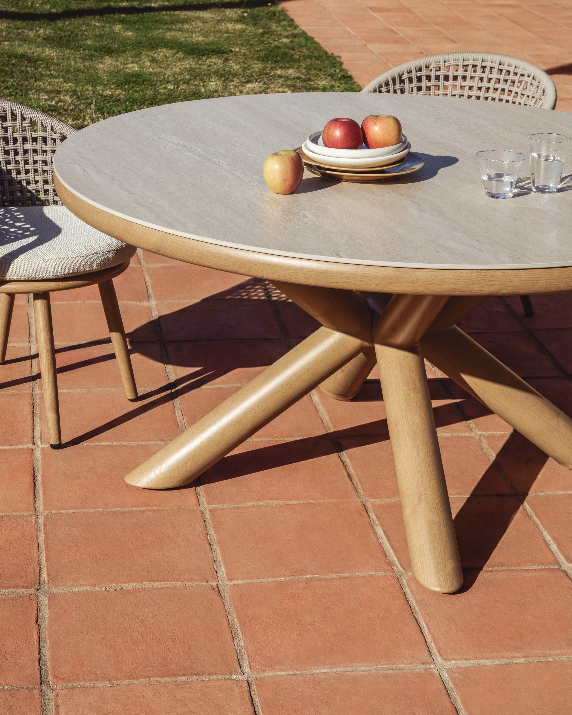 Outdoor-Tisch Mirtia aus Aluminium in Holzoptik und gesintertem Stein Ø 148 cm in Ecru präsentiert im Onlineshop von KAQTU Design AG. Gartentisch ist von Kave Home