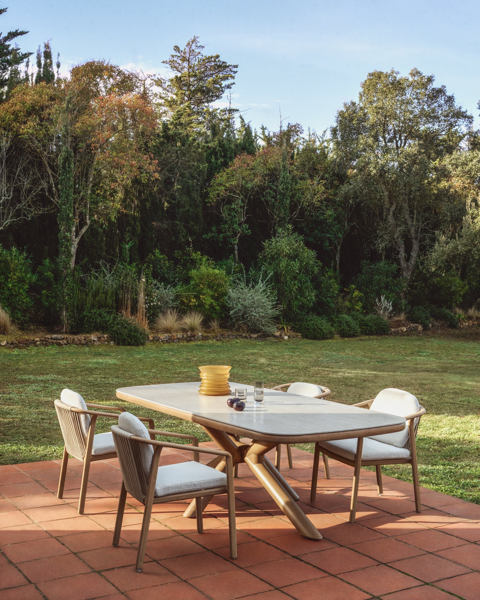 Outdoor-Tisch Mirtia aus Aluminium in Holzoptik und gesintertem Stein 240 x 110 cm in Ecru präsentiert im Onlineshop von KAQTU Design AG. Gartentisch ist von Kave Home