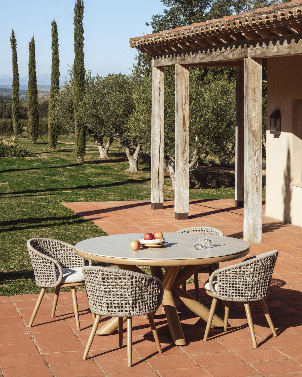 Outdoor-Stuhl Lidario aus Aluminium in Holzoptik und Kunststoffseil in Taupe in Ecru, Beige, Natur, Weiss präsentiert im Onlineshop von KAQTU Design AG. Gartenstuhl ist von Kave Home