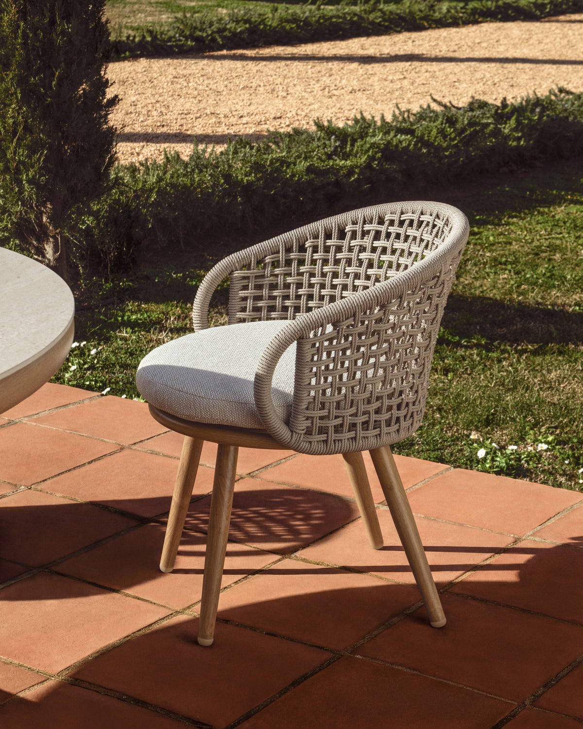 Outdoor-Stuhl Lidario aus Aluminium in Holzoptik und Kunststoffseil in Taupe in Ecru, Beige, Natur, Weiss präsentiert im Onlineshop von KAQTU Design AG. Gartenstuhl ist von Kave Home