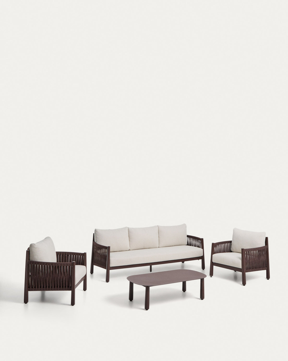 Set Aleria, bestehend aus einem 3-Sitzer-Sofa, zwei Sesseln sowie einem Couchtisch aus Aluminium und braunem Synthetikseil in Braun, Hellbraun, Beige präsentiert im Onlineshop von KAQTU Design AG. Loungeset ist von Kave Home