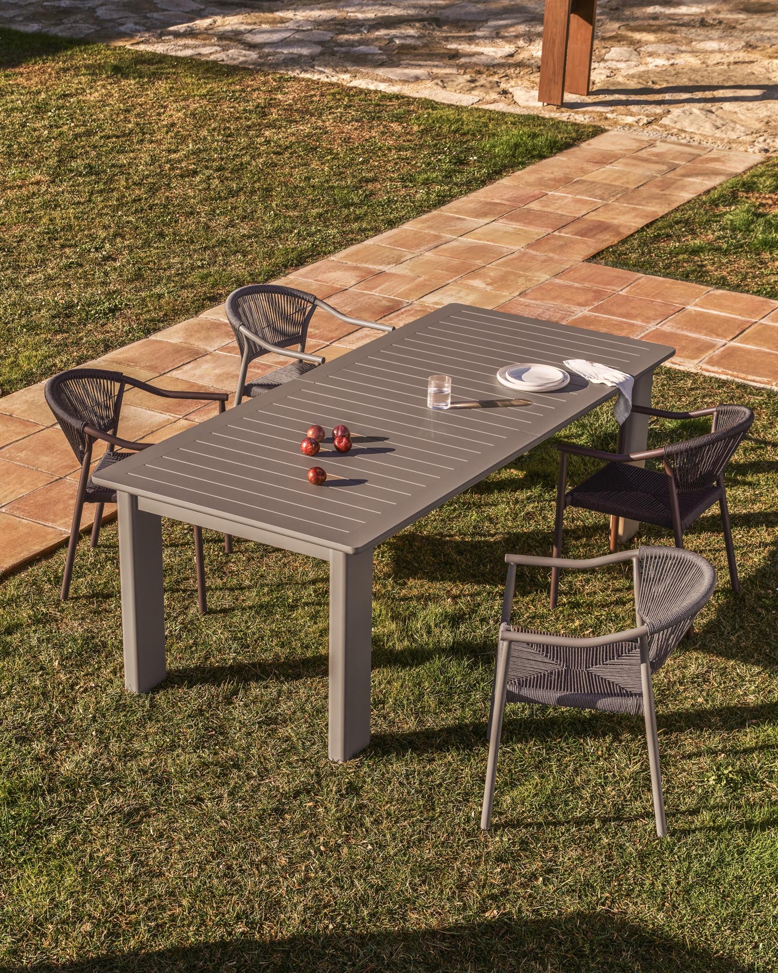 Eleganter Ausziehtisch Livorno aus taupefarbenem Aluminium, ideal für den Garten, erweiterbar von 233 auf 350 cm, stilvolles Design von Kave Home.