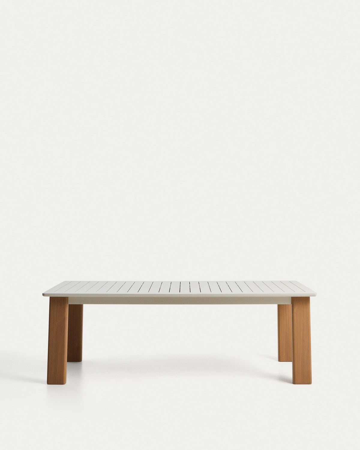 Ausziehtisch Livorno aus écrufarbenem Aluminium mit Beinen in Holzoptik 233 (350) x 100 cm in Ecru, Beige, Weiss präsentiert im Onlineshop von KAQTU Design AG. Gartentisch ist von Kave Home
