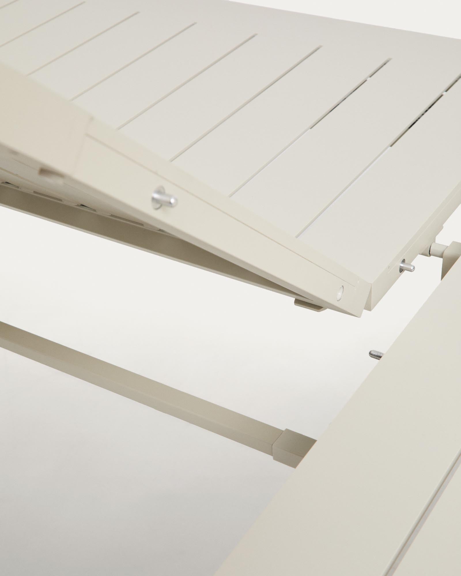 Eleganter Ausziehtisch Livorno in écrufarbenem Aluminium und Holzoptik-Beinen, ideal für stilvolle Gartenpartys und entspannte Abende im Freien.