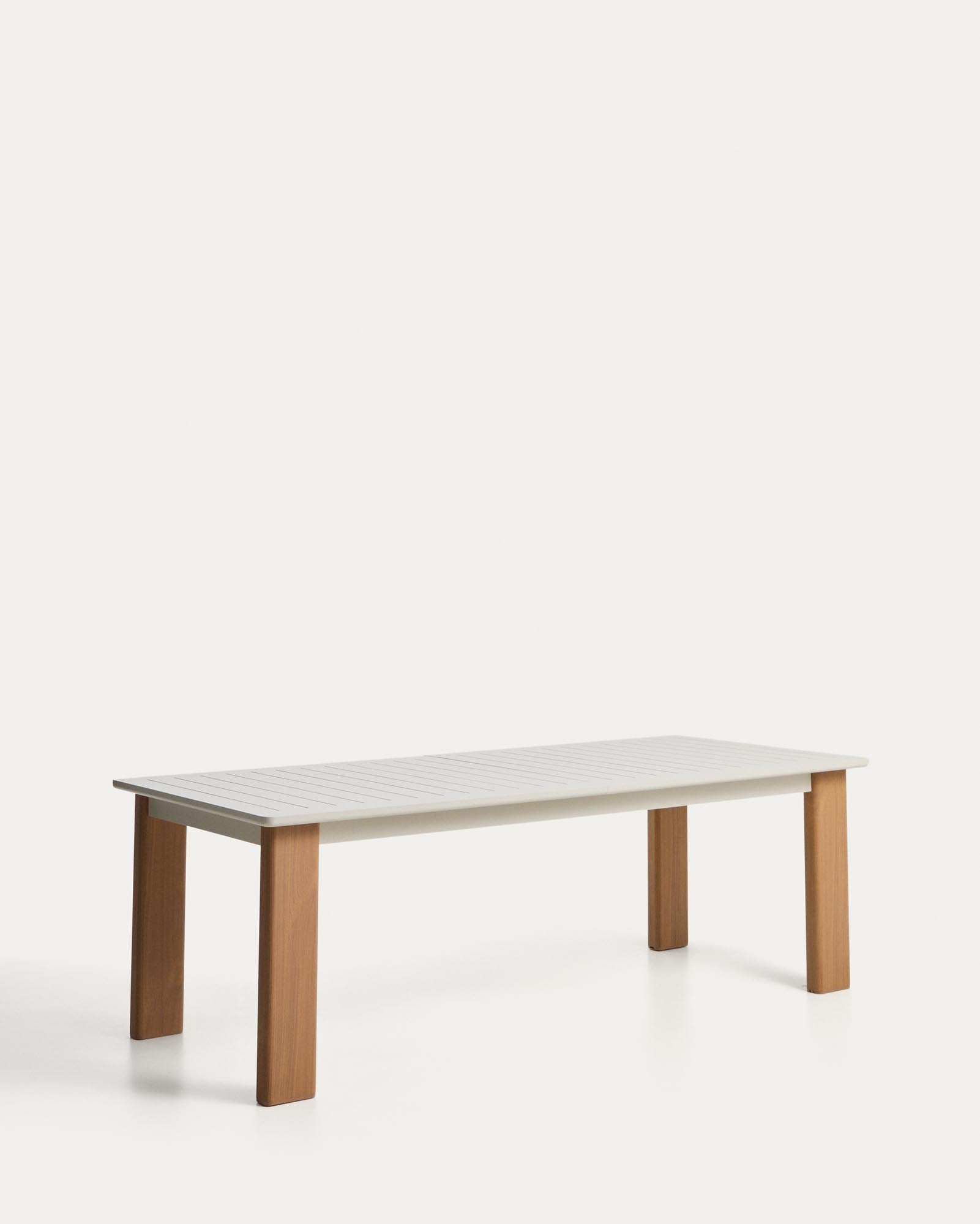 Moderner Ausziehtisch Livorno aus écrufarbenem Aluminium mit Holzoptik-Beinen, perfekt für gesellige Stunden im Garten oder auf der Terrasse.