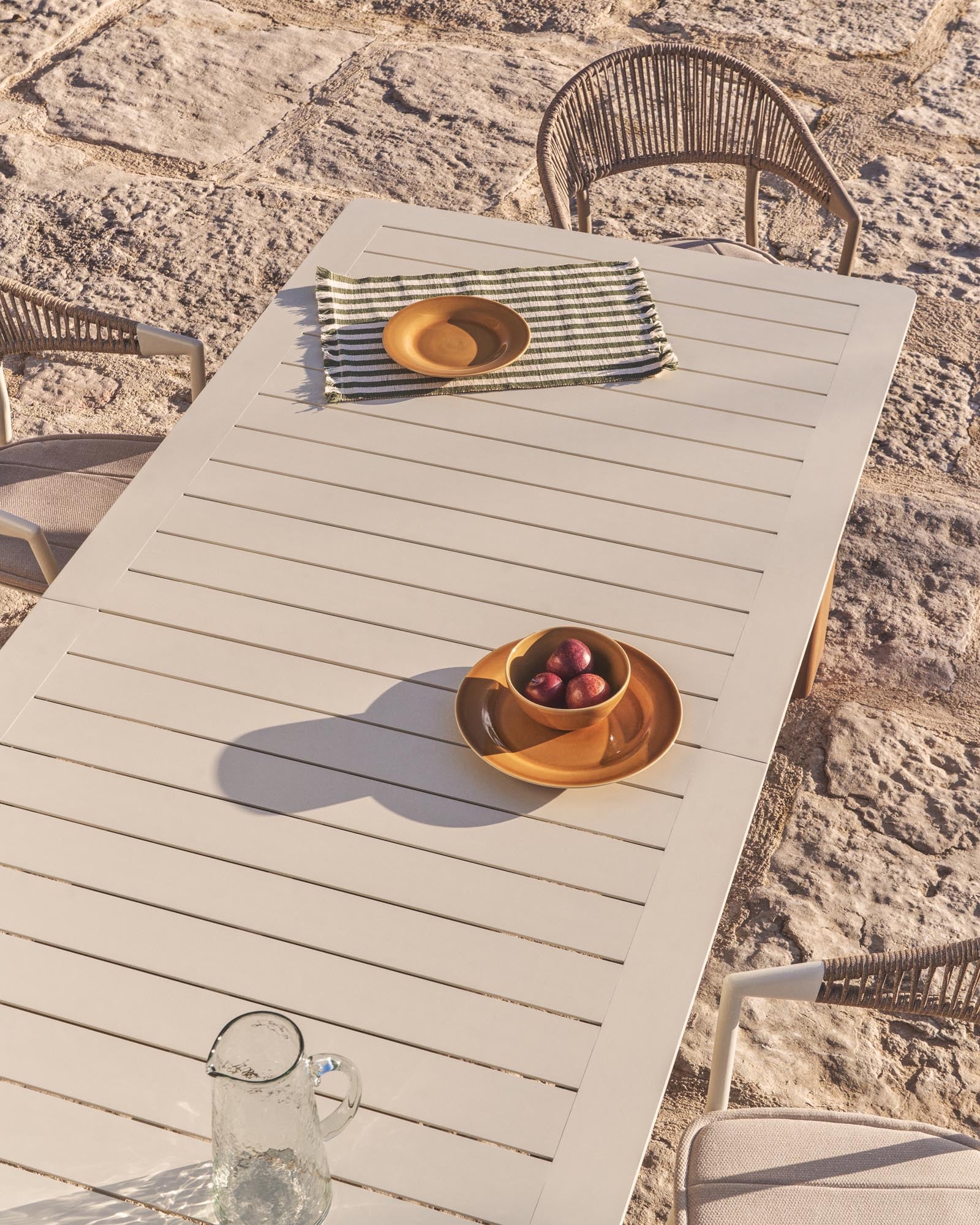 Eleganter Ausziehtisch Livorno in écrufarbenem Aluminium mit stilvollen Holzoptik-Beinen, ideal für Garten und Terrasse.