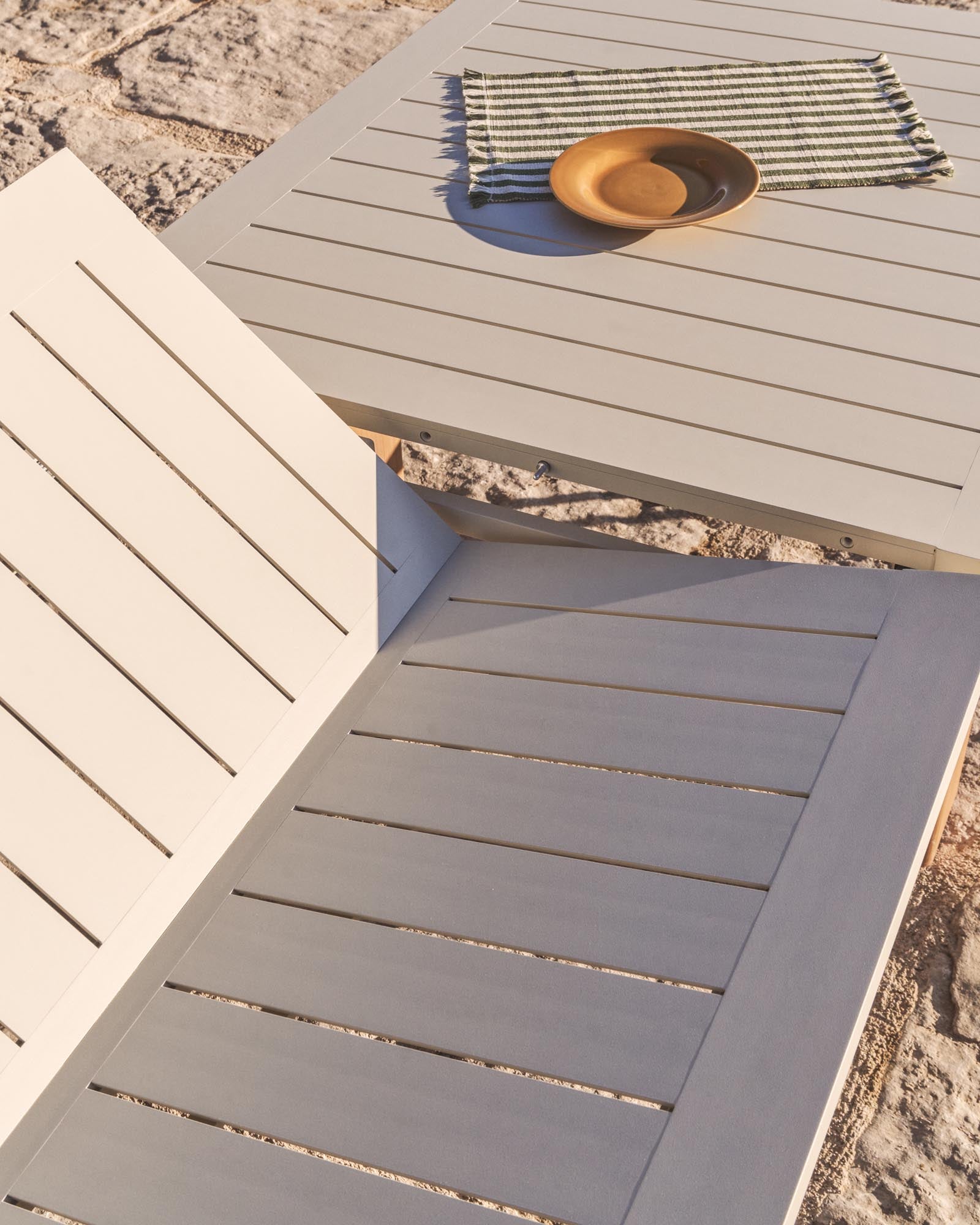 Moderner Ausziehtisch Livorno aus écrufarbenem Aluminium mit ansprechenden Holzoptik-Beinen, perfekt für gesellige Stunden im Freien.