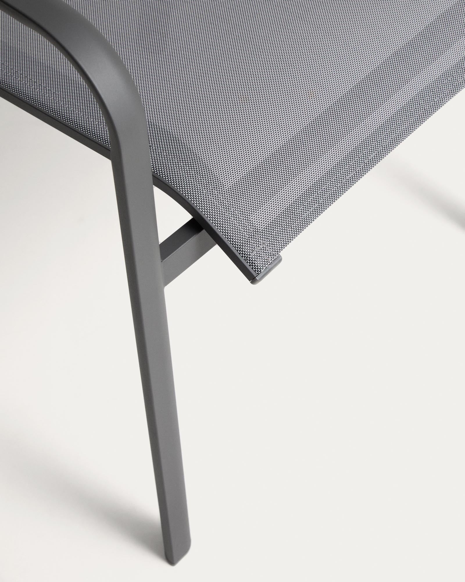 Eleganter stapelbarer Gartenstuhl Canea in Graphit, gefertigt aus robustem Texteline und Aluminium, ideal für stilvolle Outdoor-Bereiche.