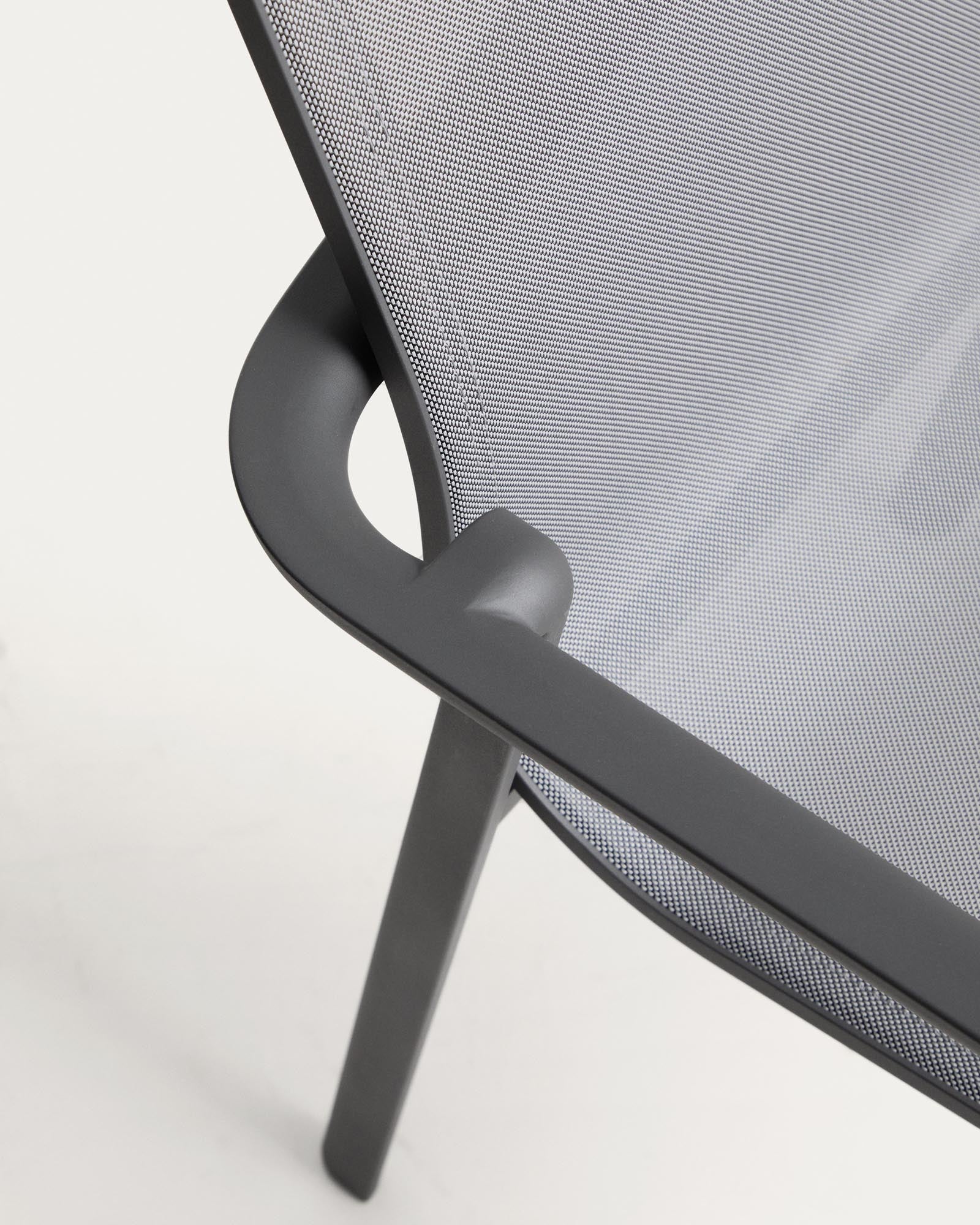 Stapelbarer Outdoor-Stuhl Canea in Graphit, aus langlebigem Texteline und Aluminium, perfekt für entspannte Stunden im Garten.