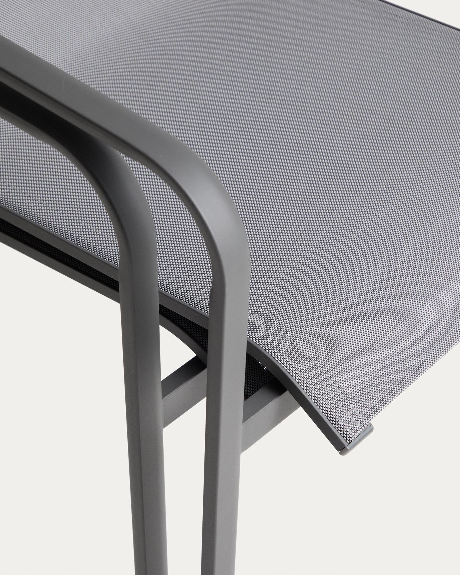 Eleganter stapelbarer Gartenstuhl Canea in Graphit, gefertigt aus robustem Texteline und Aluminium, ideal für stilvolle Outdoor-Bereiche.