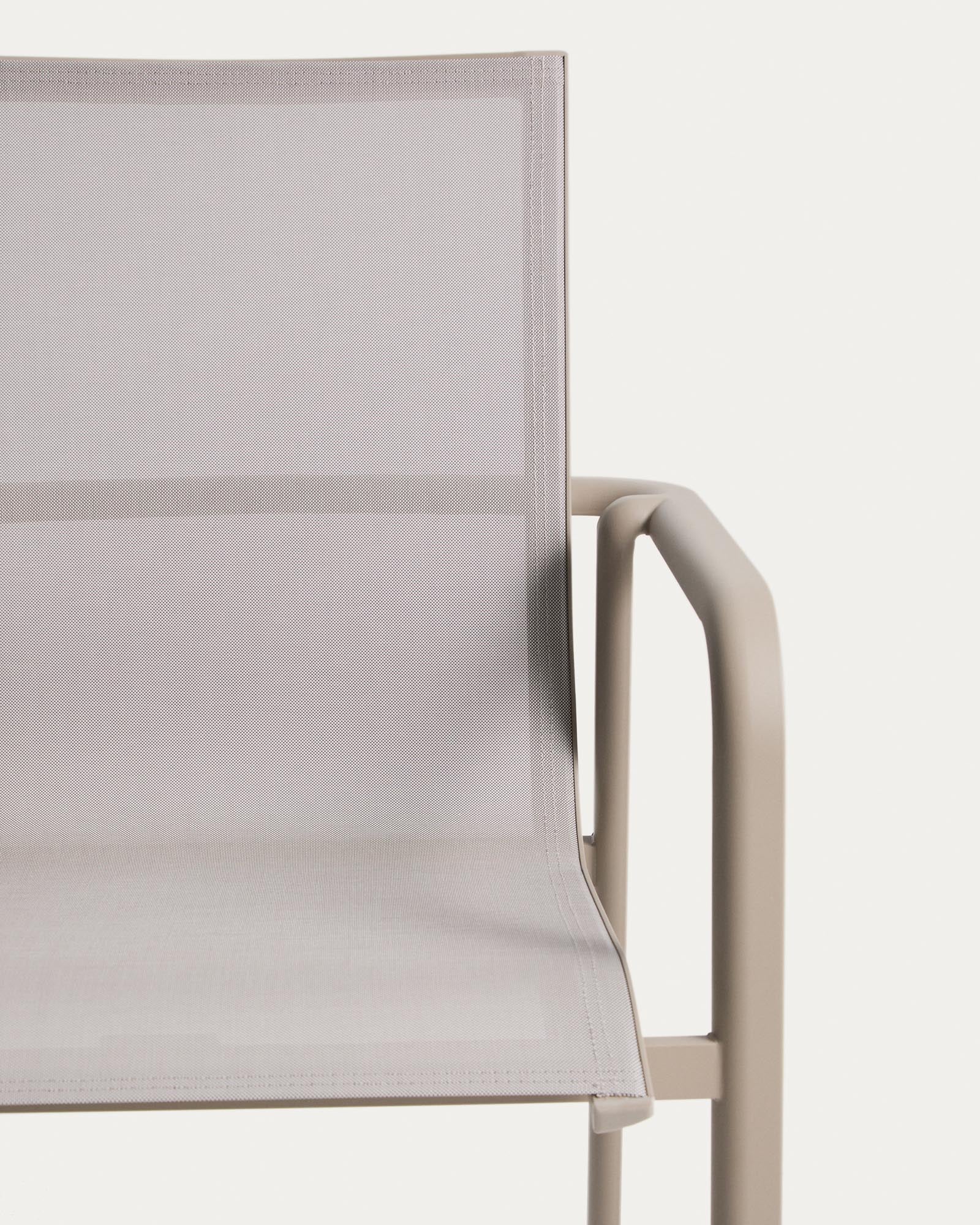 Eleganter stapelbarer Gartenstuhl Canea in Taupe, gefertigt aus robustem beigem Texteline und Aluminium, ideal für stilvolle Outdoor-Bereiche.