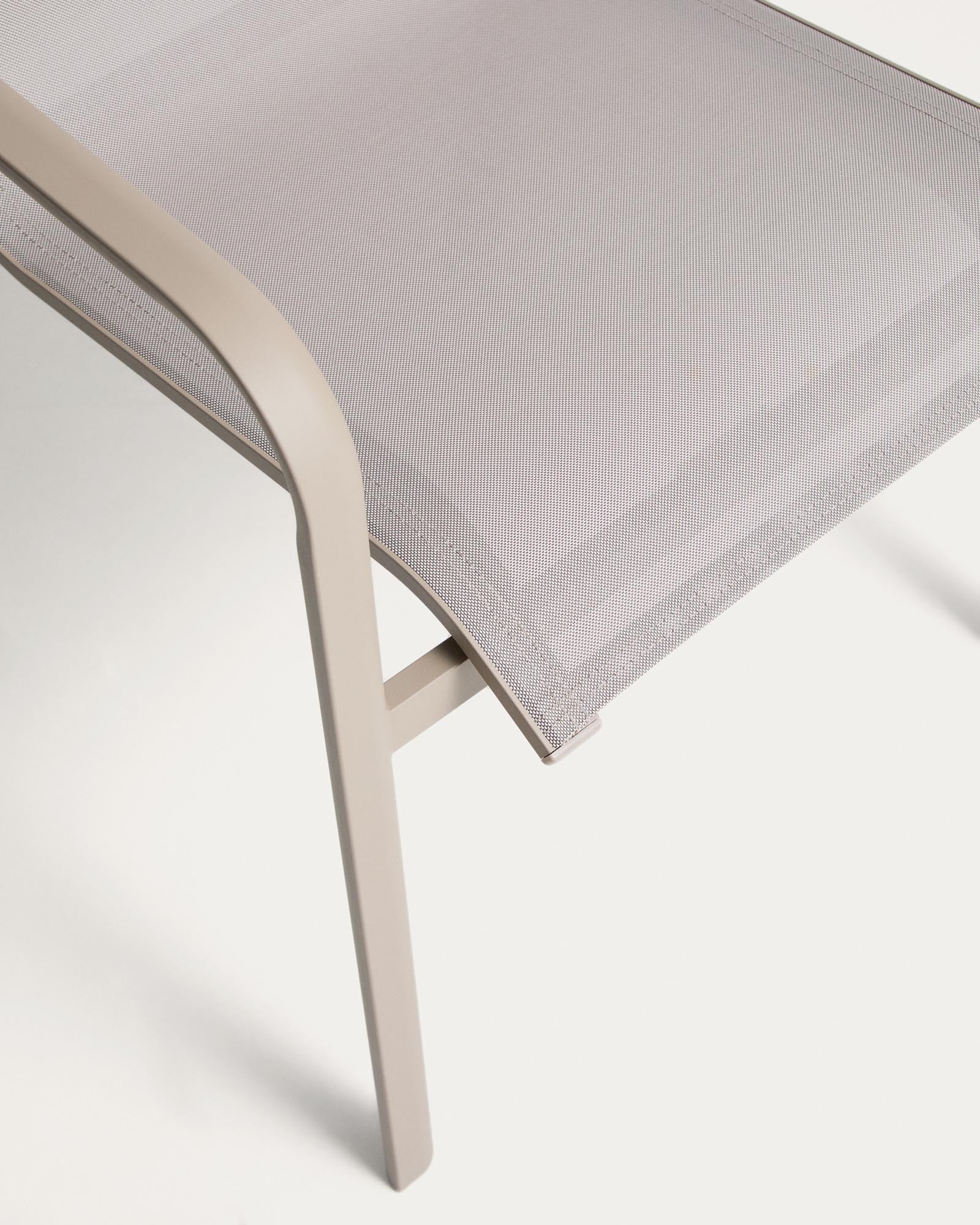 Stapelbarer Outdoor-Stuhl Canea in Taupe, aus beigem Texteline und Aluminium, perfekt für entspannte Stunden im Garten oder auf der Terrasse.