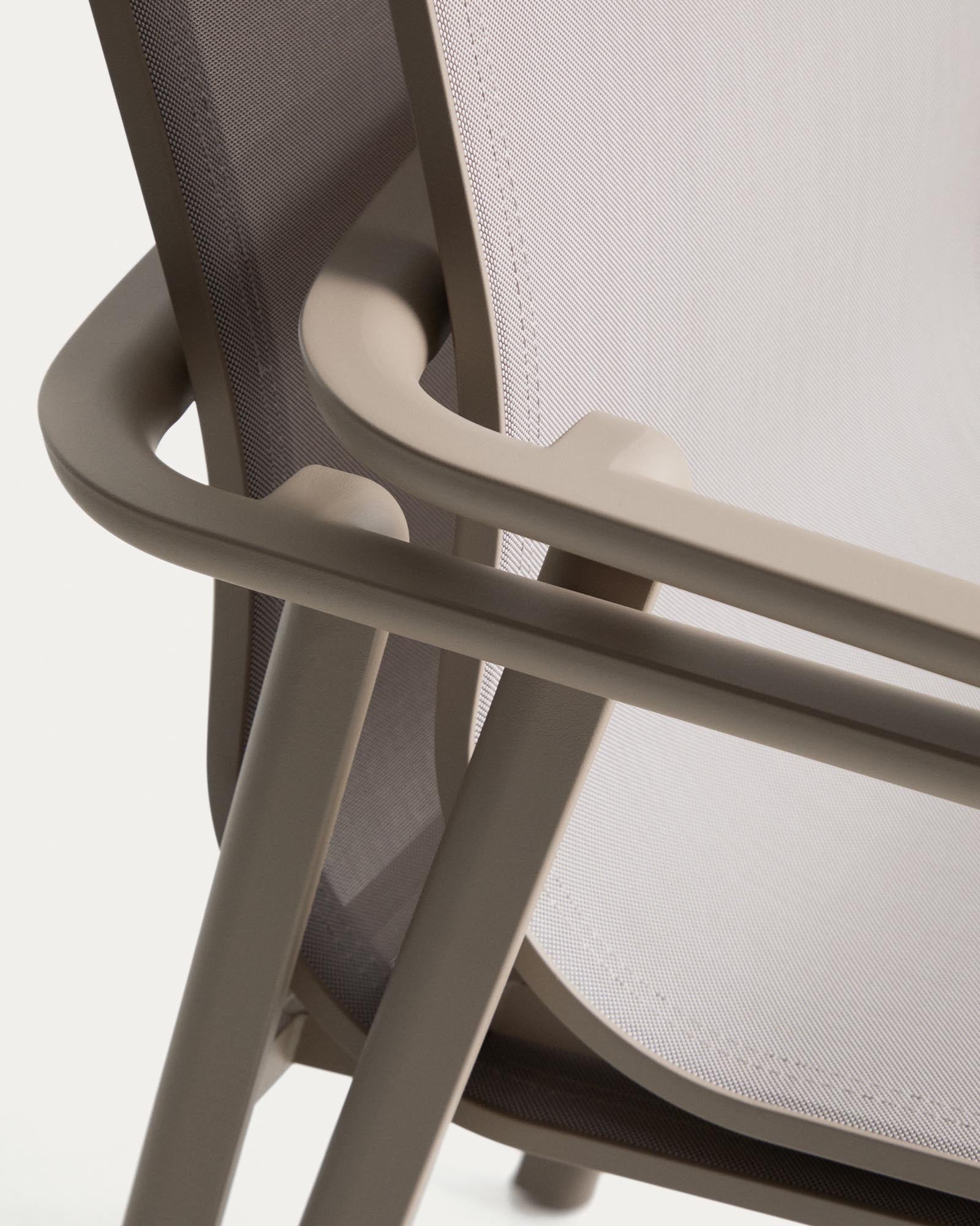 Eleganter stapelbarer Gartenstuhl Canea in Taupe, gefertigt aus robustem beigem Texteline und Aluminium, ideal für stilvolle Outdoor-Bereiche.