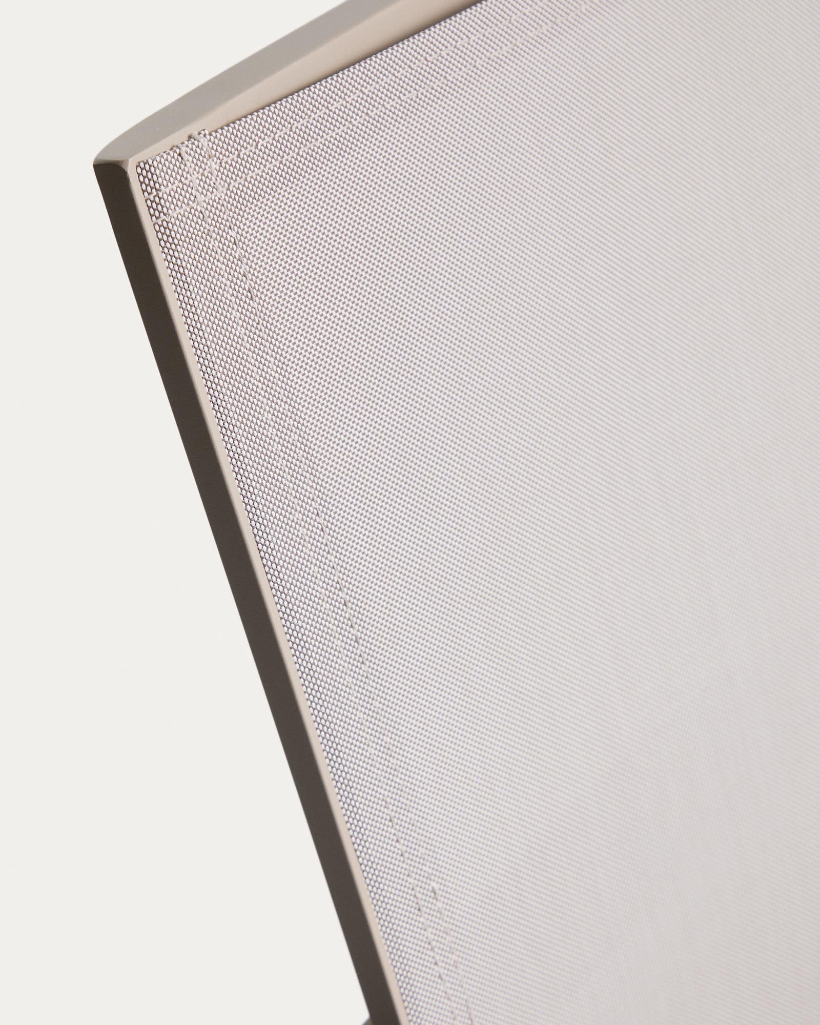 Stapelbarer Outdoor-Stuhl Canea in Taupe, aus beigem Texteline und Aluminium, perfekt für entspannte Stunden im Garten oder auf der Terrasse.