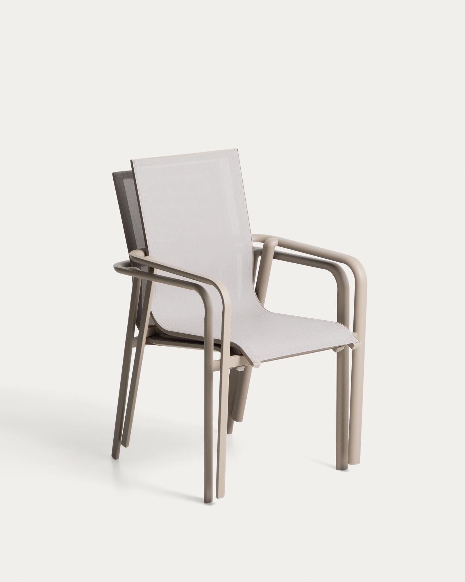 Eleganter stapelbarer Gartenstuhl Canea in Taupe, gefertigt aus robustem beigem Texteline und Aluminium, ideal für stilvolle Outdoor-Bereiche.