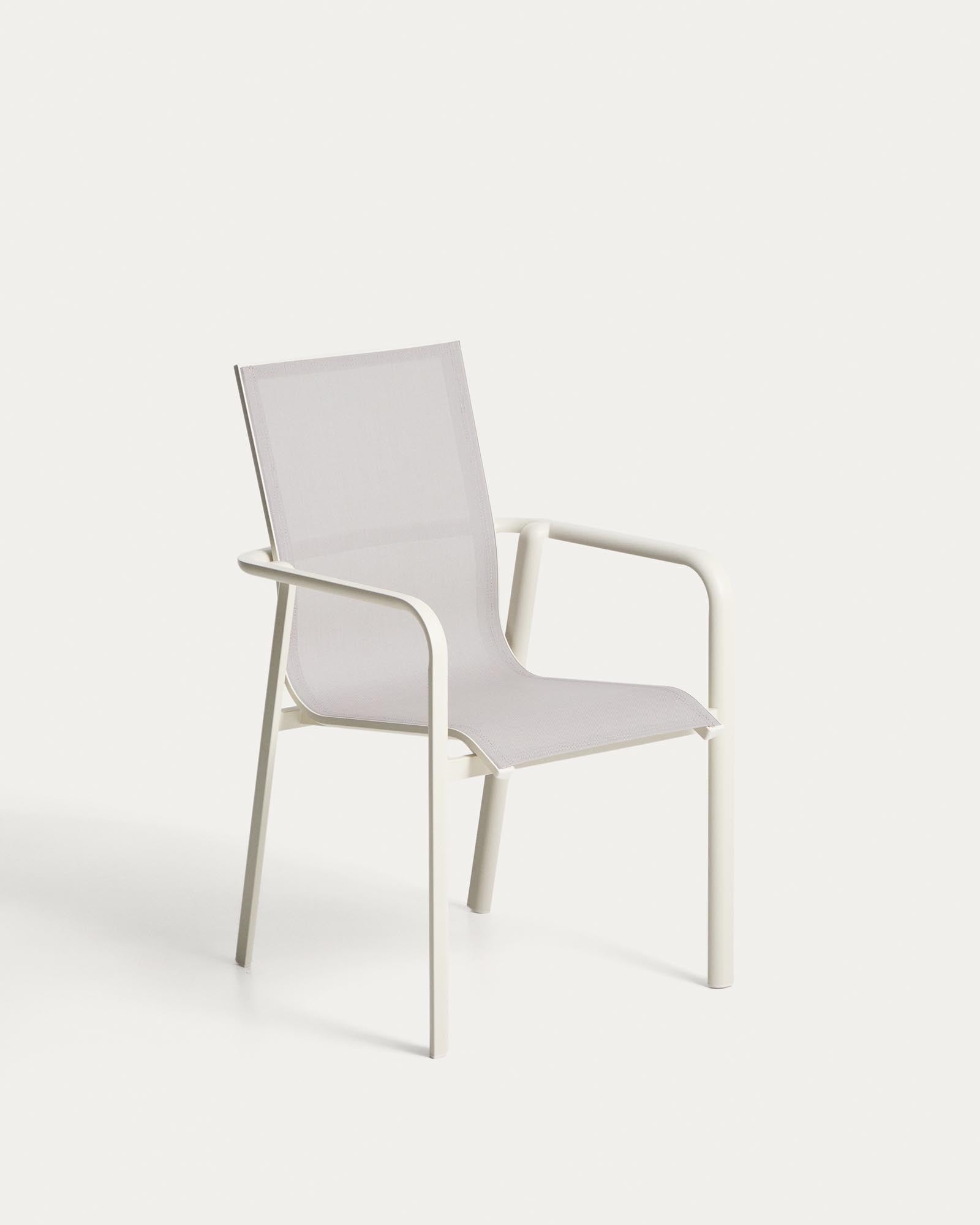 Stapelbarer Outdoor-Stuhl Canea aus beigem Texteline und Aluminium in Ecru in Ecru präsentiert im Onlineshop von KAQTU Design AG. Gartenstuhl mit Armlehnen ist von Kave Home