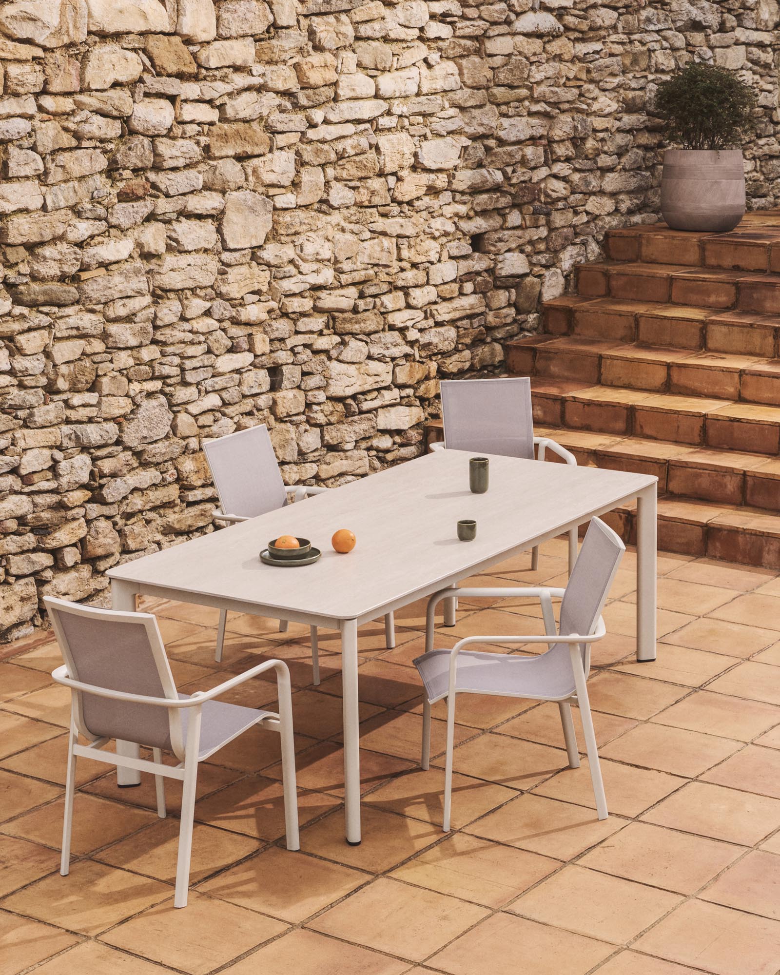 Stapelbarer Outdoor-Stuhl Canea in Ecru, aus beigem Texteline und Aluminium, perfekt für stilvolle Gartenmöbel und gemütliche Stunden im Freien.