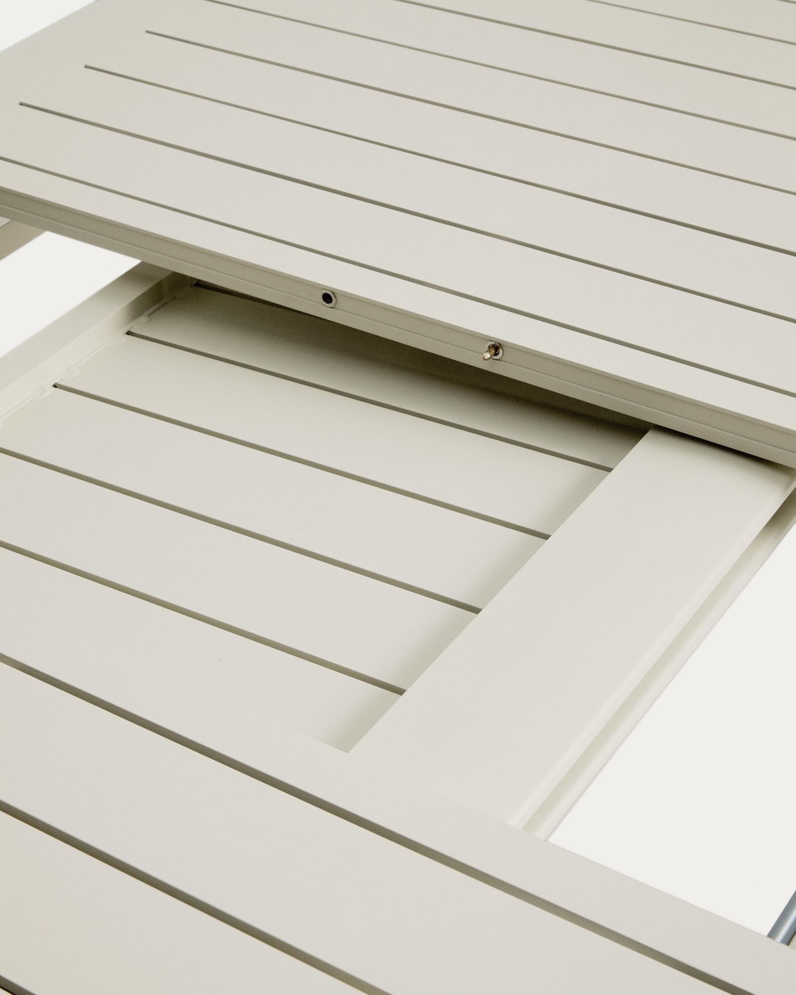Eleganter Ausziehtisch Brela aus Aluminium in natürlichem Finish, ideal für Gartenpartys, erweiterbar von 205 auf 287 cm.