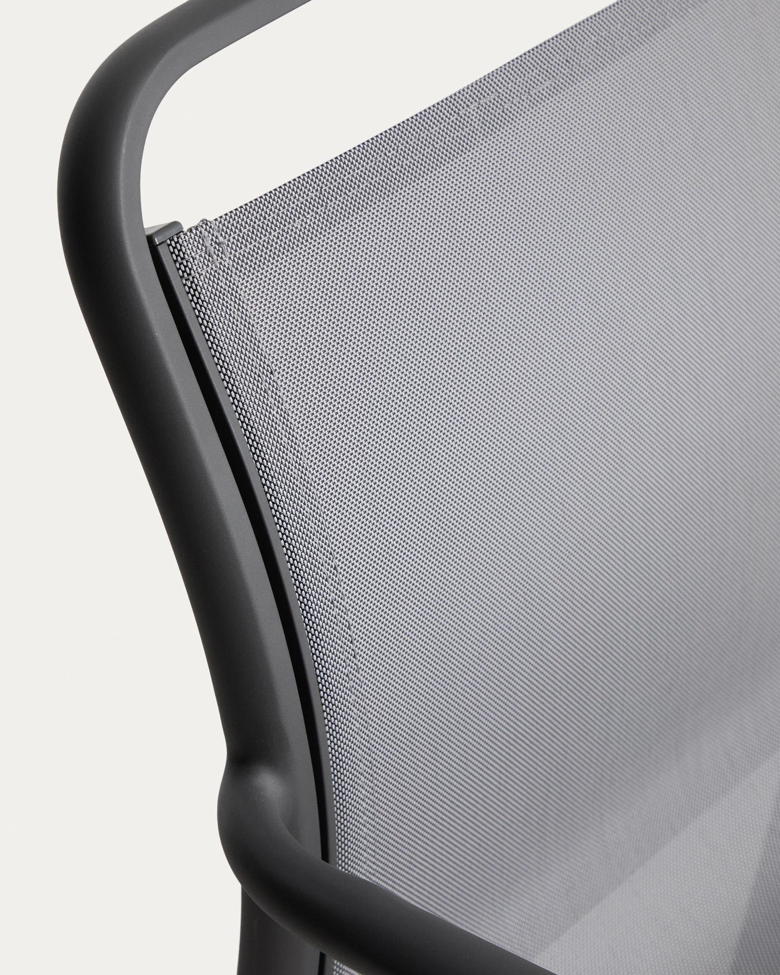 Stapelbarer Outdoor-Stuhl Luri in Graphit mit grauem Texteline, ideal für komfortable Sitzgelegenheiten im Garten oder auf der Terrasse.