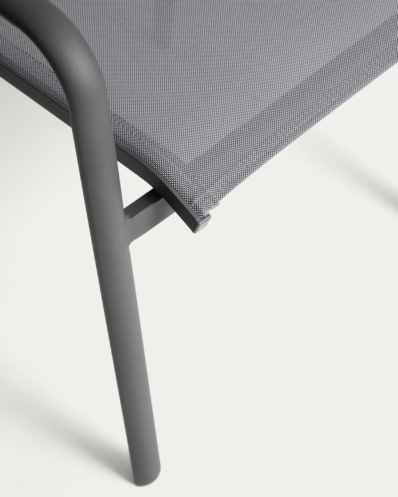 Eleganter stapelbarer Gartenstuhl Luri aus robustem Aluminium in Graphit, kombiniert mit grauem Texteline für stilvolle Entspannung im Freien.