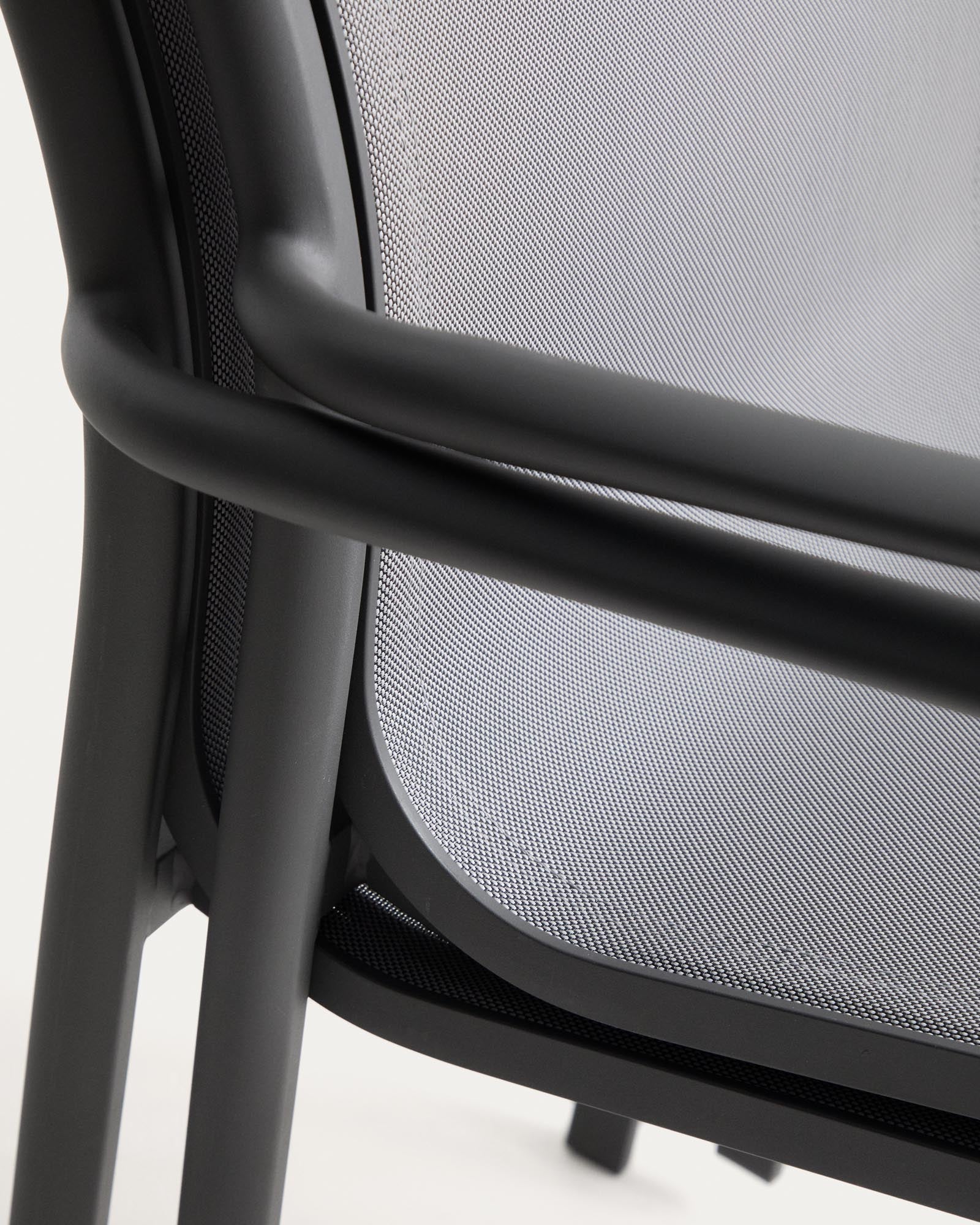 Stapelbarer Outdoor-Stuhl Luri in Graphit mit grauem Texteline, ideal für komfortable Sitzgelegenheiten im Garten oder auf der Terrasse.