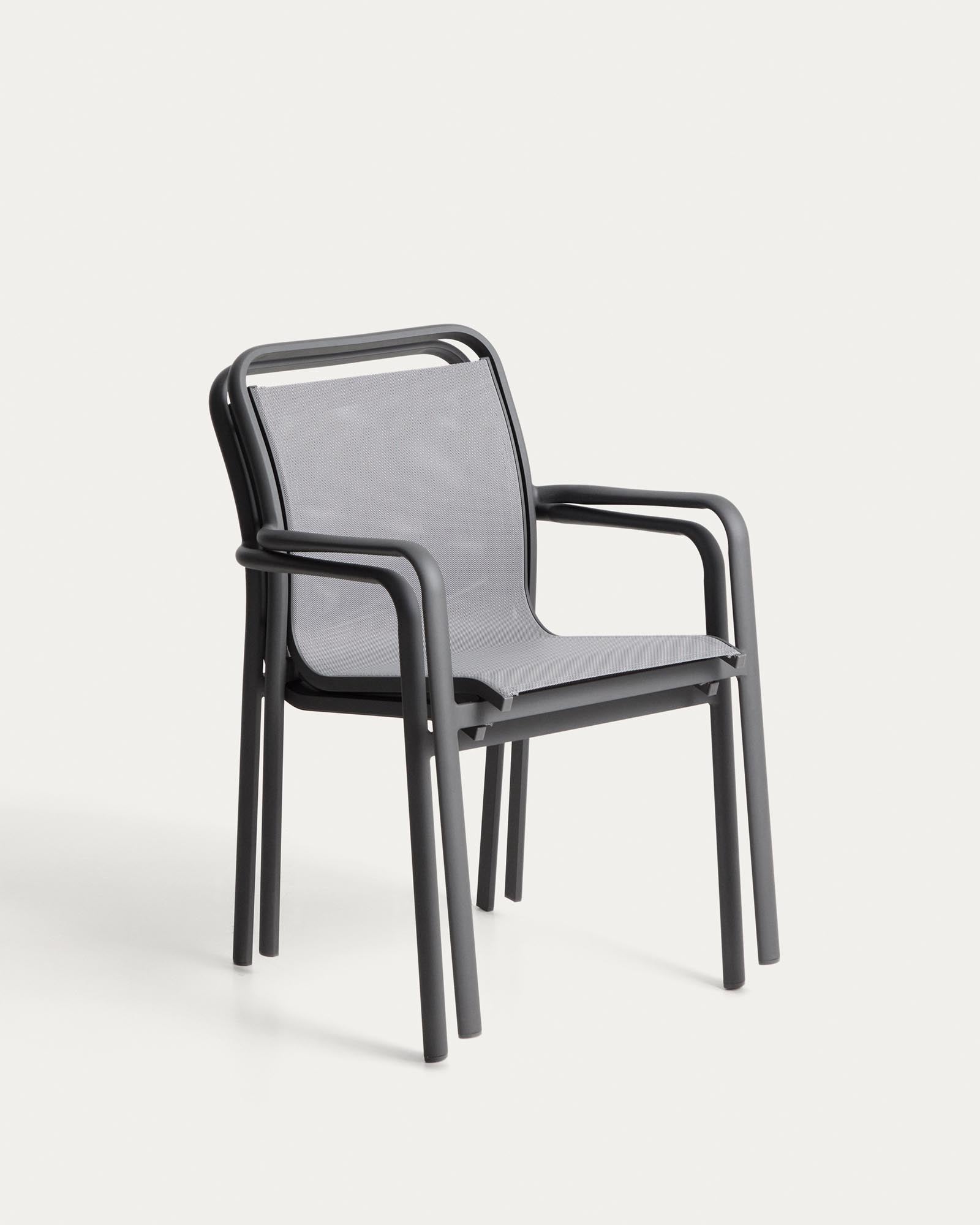 Stapelbarer Gartenstuhl Luri aus leichtem Graphit-Aluminium und grauem Texteline, ideal für komfortable Momente im Freien.