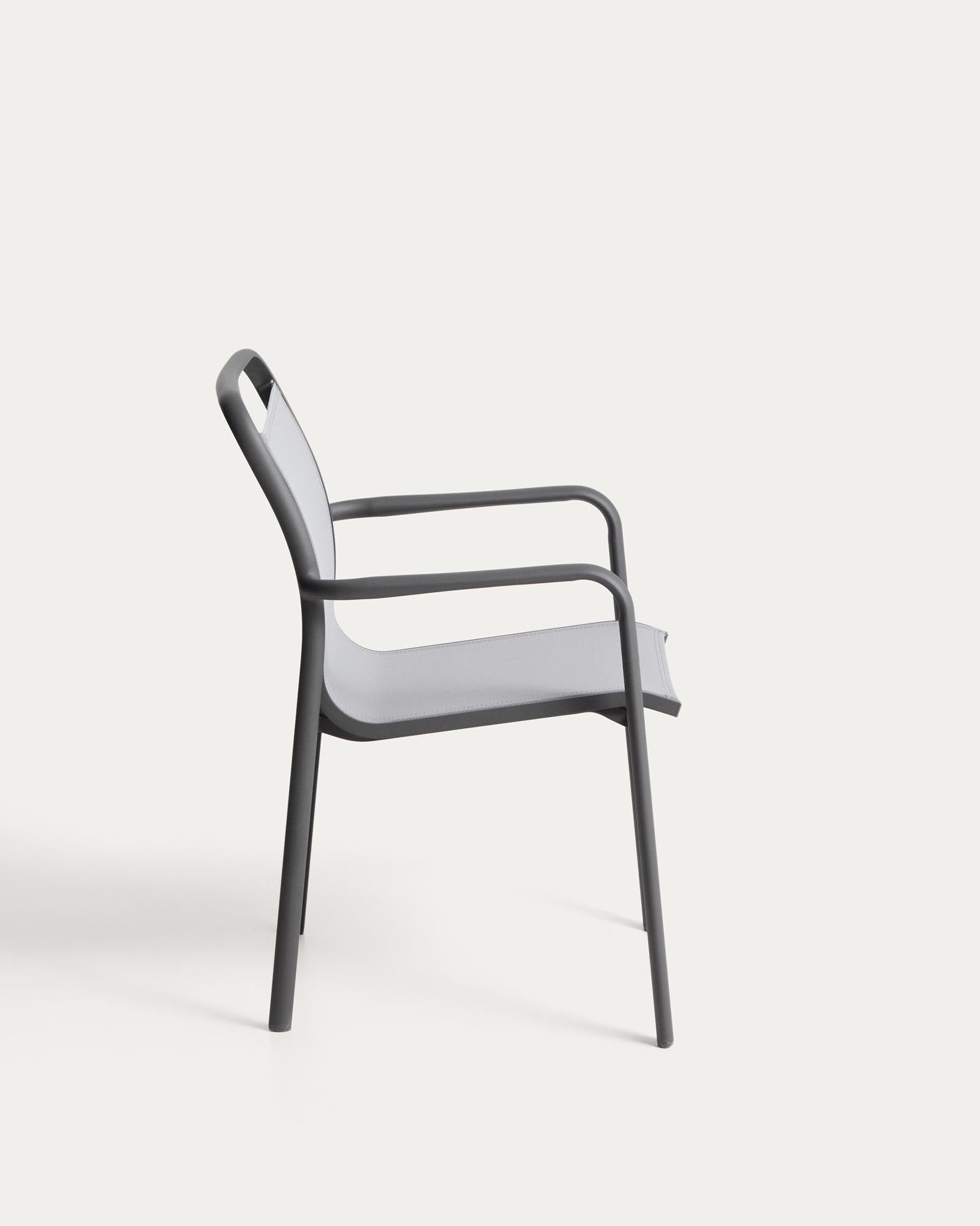 Eleganter stapelbarer Outdoor-Stuhl Luri in Graphit mit grauem Texteline, perfekt für stilvolle Gartenmöbel und entspannte Stunden im Freien.