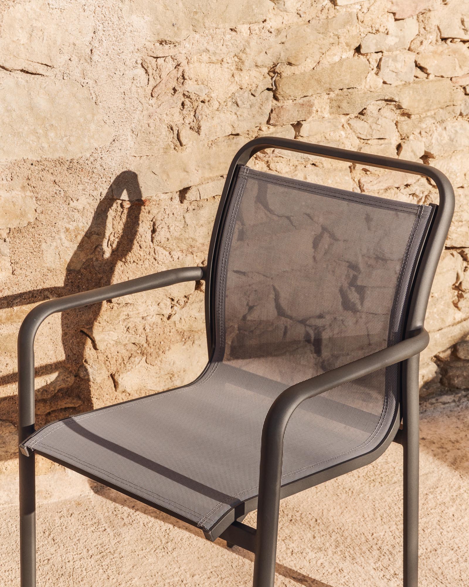 Stapelbarer Outdoor-Stuhl Luri aus Aluminium in Graphit und grauem Texteline in Dunkelgrau präsentiert im Onlineshop von KAQTU Design AG. Gartenstuhl mit Armlehnen ist von Kave Home