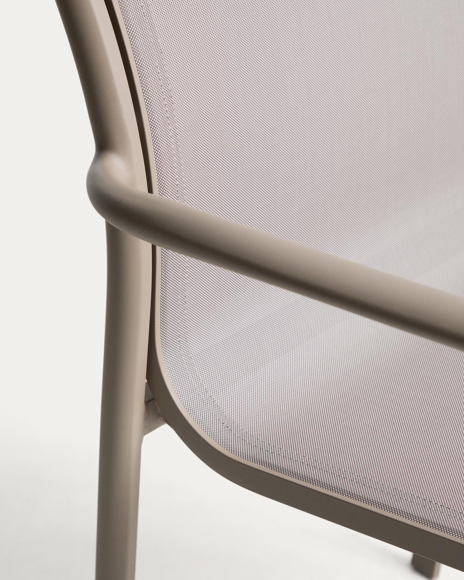 Eleganter stapelbarer Gartenstuhl Luri aus robustem Aluminium in Taupe, kombiniert mit beigem Texteline für stilvolle Entspannung im Freien.