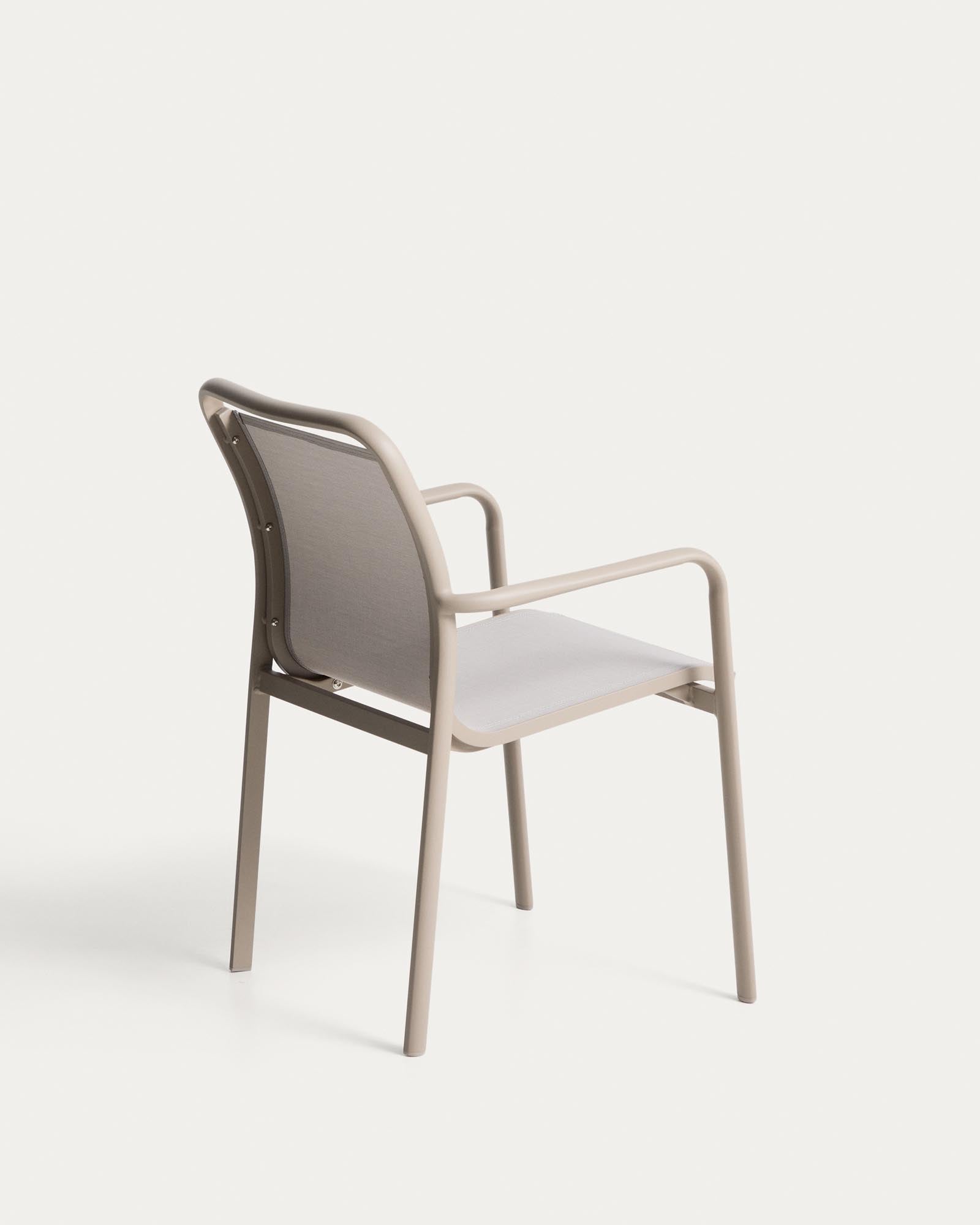 Stapelbarer Outdoor-Stuhl Luri in Taupe mit beigem Texteline, ideal für Garten und Terrasse, bietet Komfort und modernes Design.