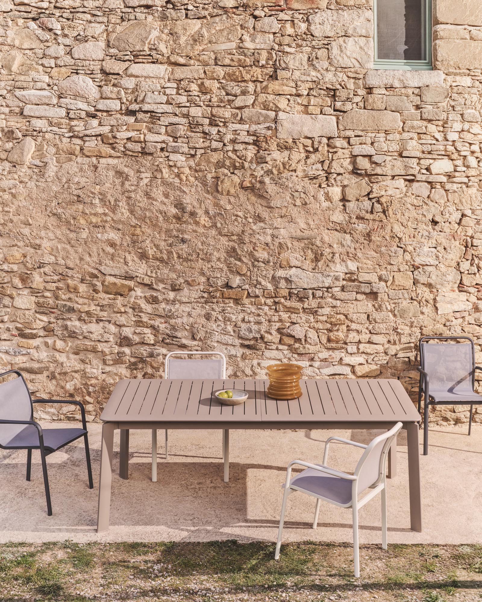 Stapelbarer Outdoor-Stuhl Luri in Taupe mit beigem Texteline, ideal für Garten und Terrasse, vereint Funktionalität und modernes Design.