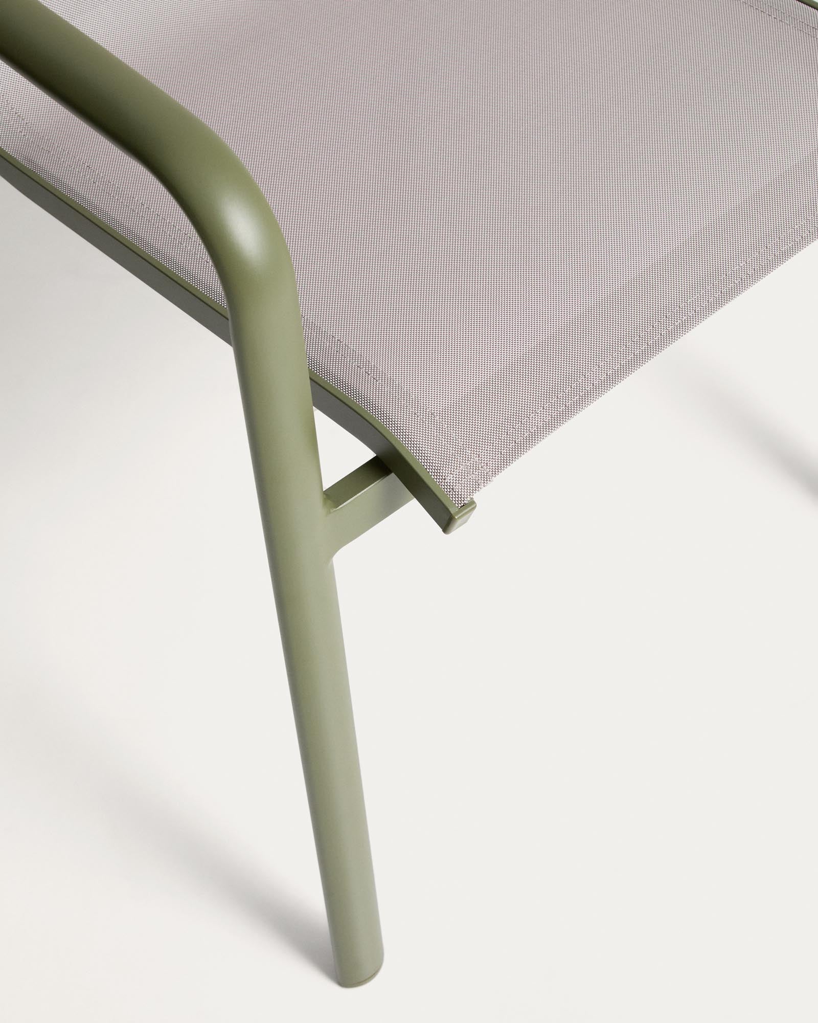 Stapelbarer Outdoor-Stuhl Luri in modernem Grün mit beigem Texteline, perfekt für entspannte Stunden im Garten oder auf der Terrasse.