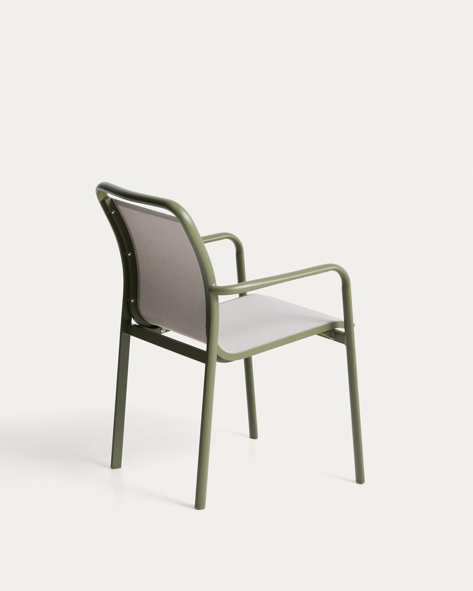 Stapelbarer Outdoor-Stuhl Luri in modernem Grün mit beigem Texteline, perfekt für entspannte Stunden im Garten oder auf der Terrasse.