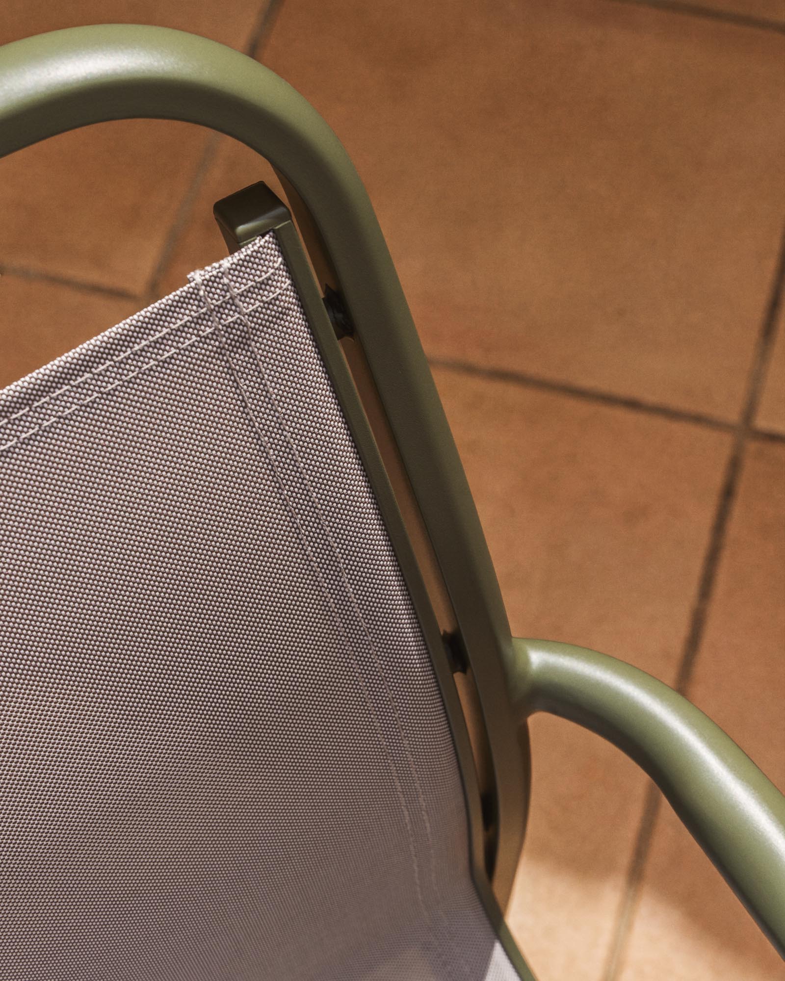 Stapelbarer Outdoor-Stuhl Luri aus Aluminium in Grün und beigem Texteline in Grün präsentiert im Onlineshop von KAQTU Design AG. Gartenstuhl mit Armlehnen ist von Kave Home