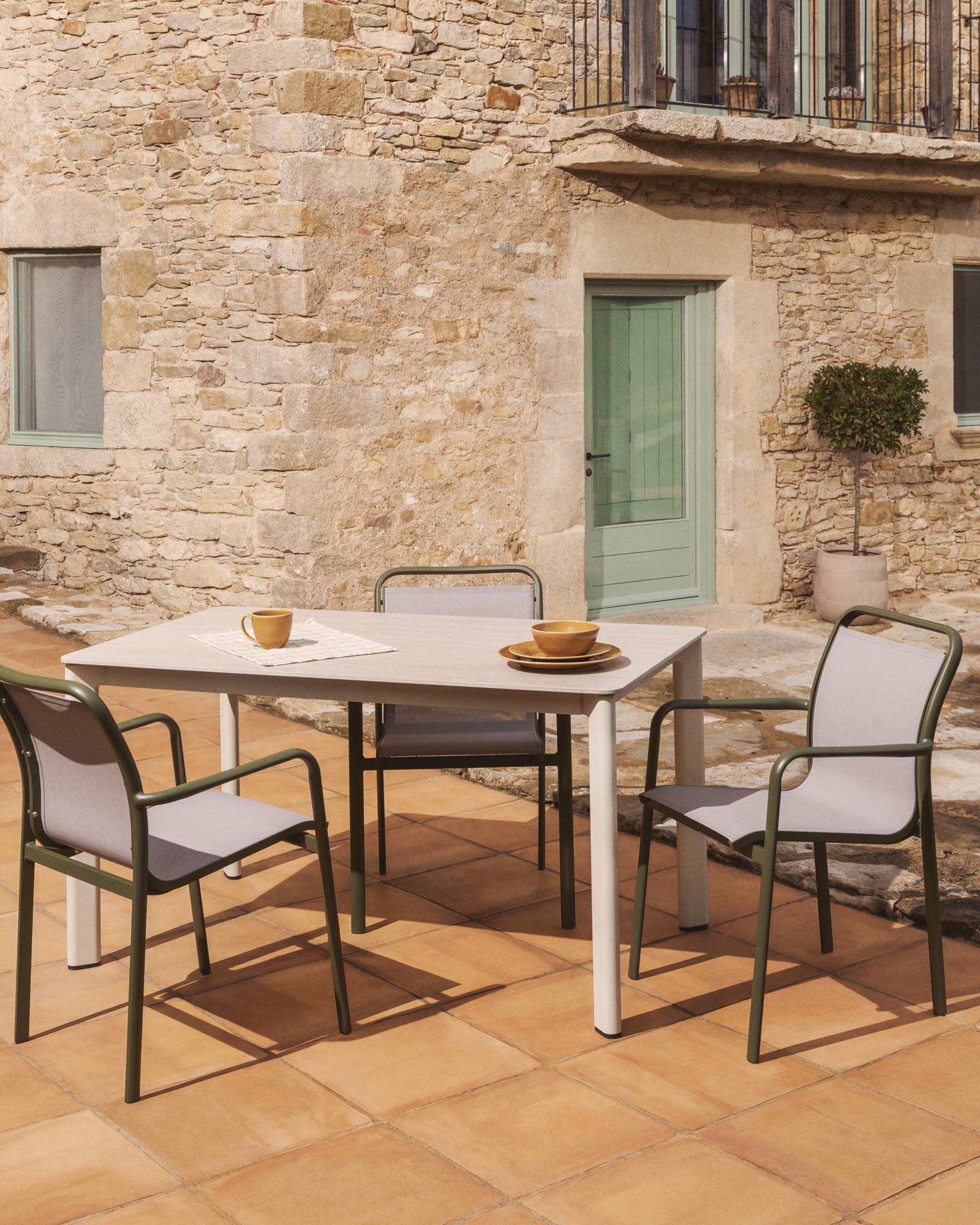 Stapelbarer Outdoor-Stuhl Luri in modernem Grün mit beigem Texteline, perfekt für entspannte Stunden im Garten oder auf der Terrasse.