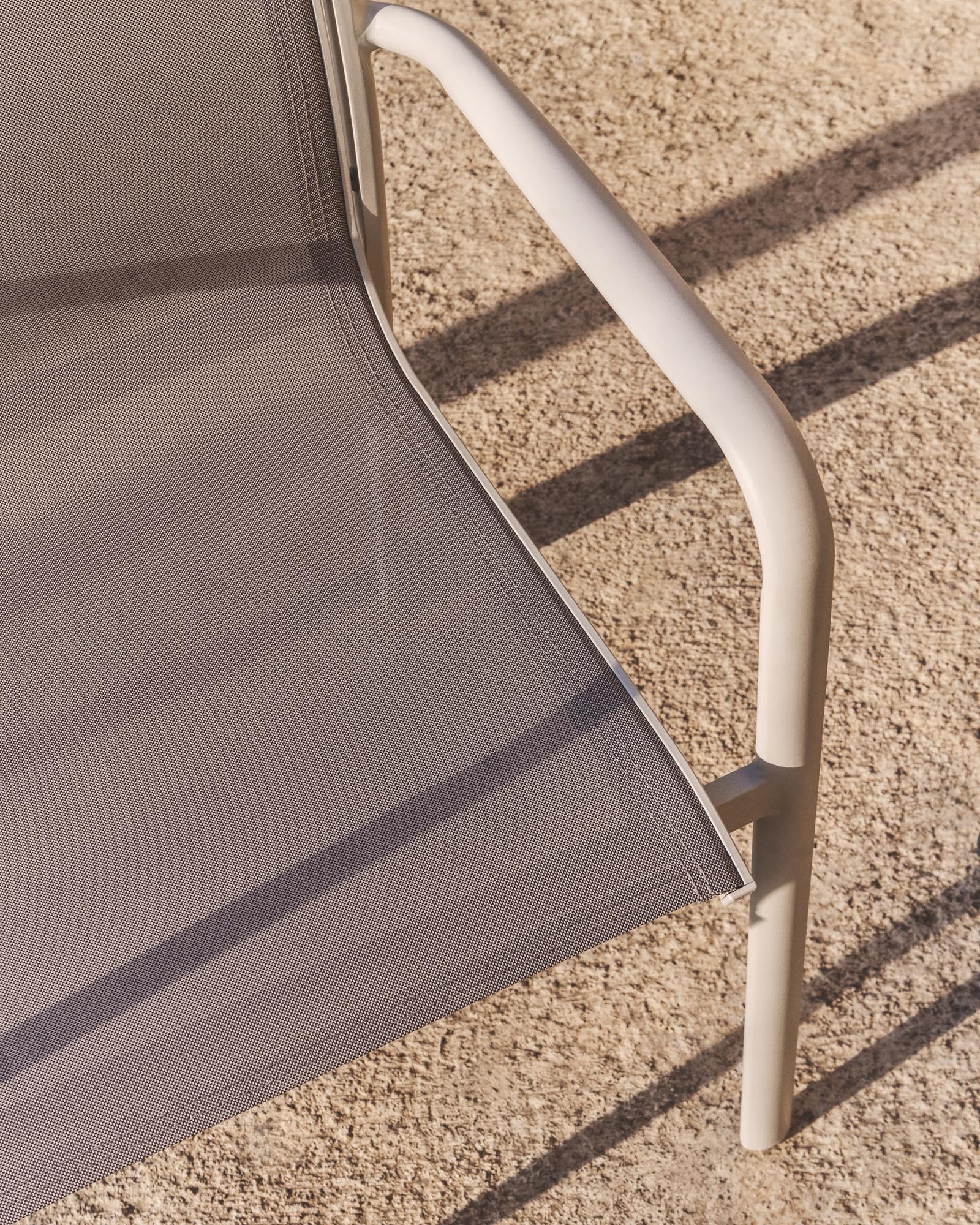 Stapelbarer Outdoor-Stuhl Luri aus Aluminium in Ecru und beigem Texteline in Ecru präsentiert im Onlineshop von KAQTU Design AG. Gartenstuhl mit Armlehnen ist von Kave Home