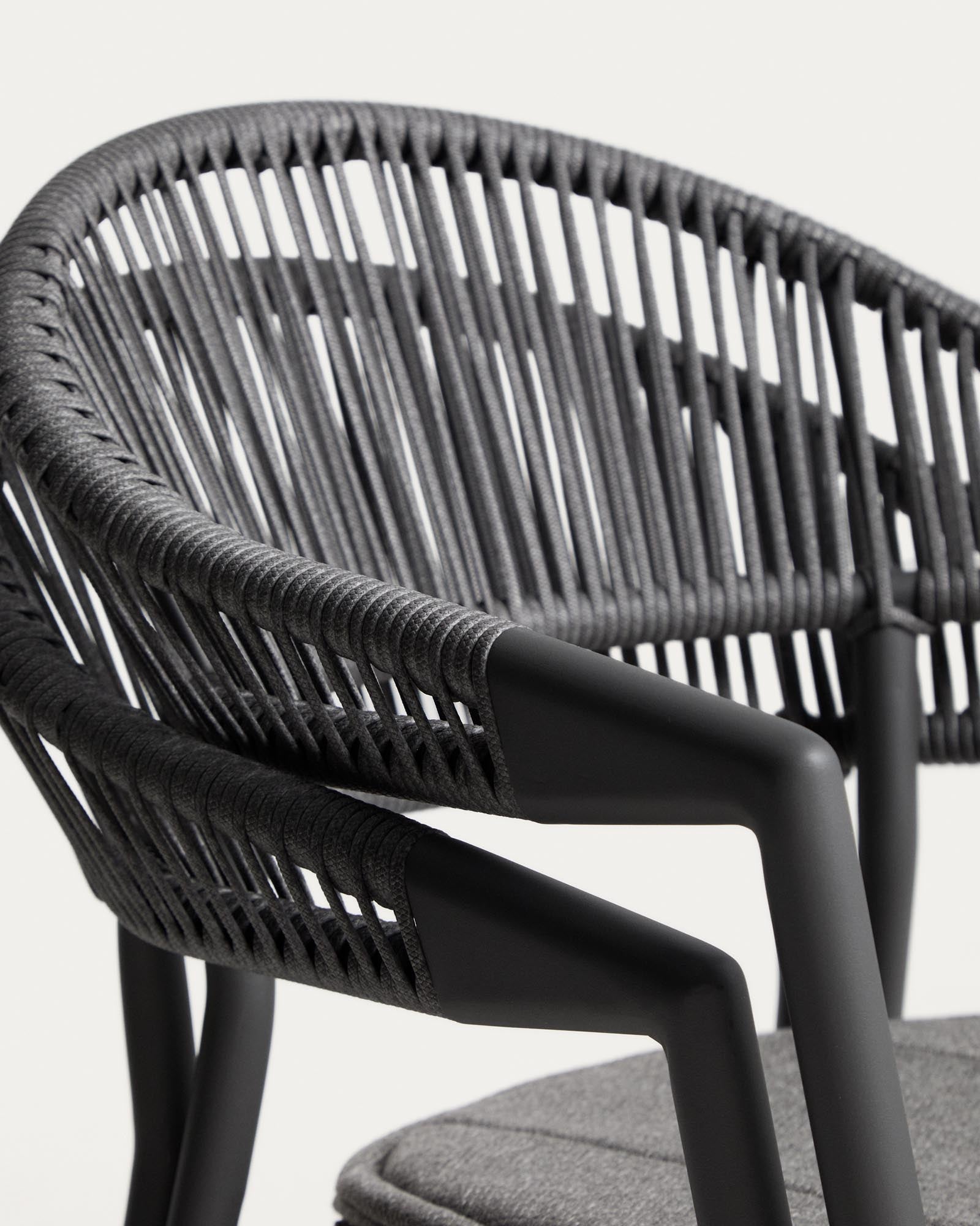 Stapelbarer Outdoor-Stuhl Alimia in Graphit mit grauem Synthetikseil, ideal für stilvolle Gartenmöbel und entspannte Stunden im Freien.
