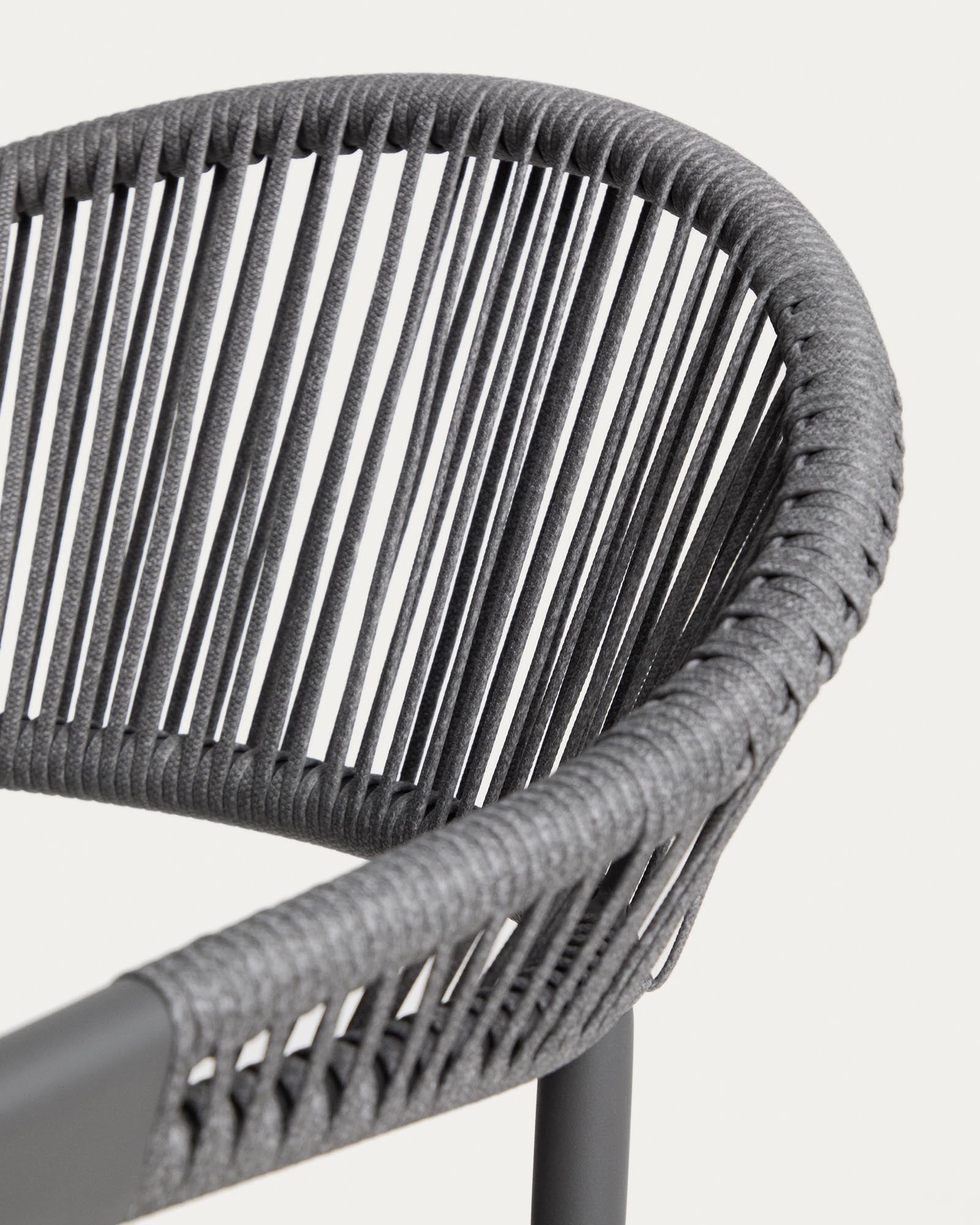 Eleganter stapelbarer Gartenstuhl Alimia aus robustem Aluminium in Graphit, kombiniert mit grauem Synthetikseil für modernen Komfort im Freien.