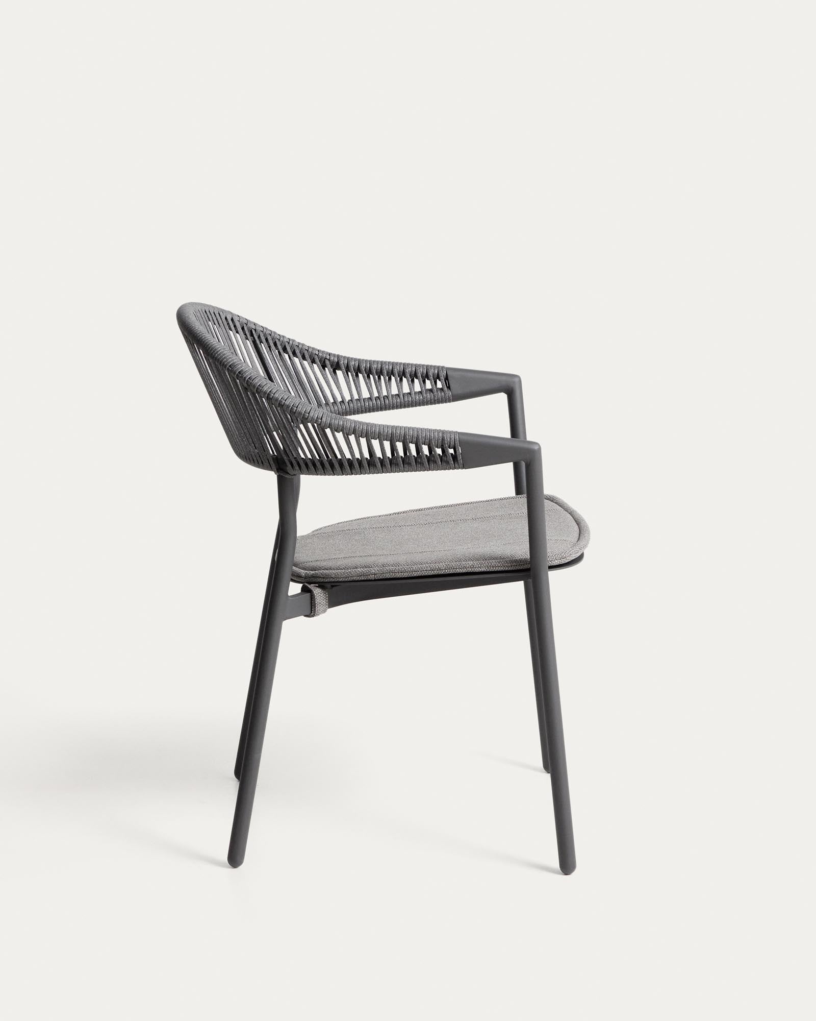 Eleganter stapelbarer Outdoor-Stuhl Alimia aus robustem Aluminium in Graphit, kombiniert mit grauem Synthetikseil für modernen Komfort im Garten.